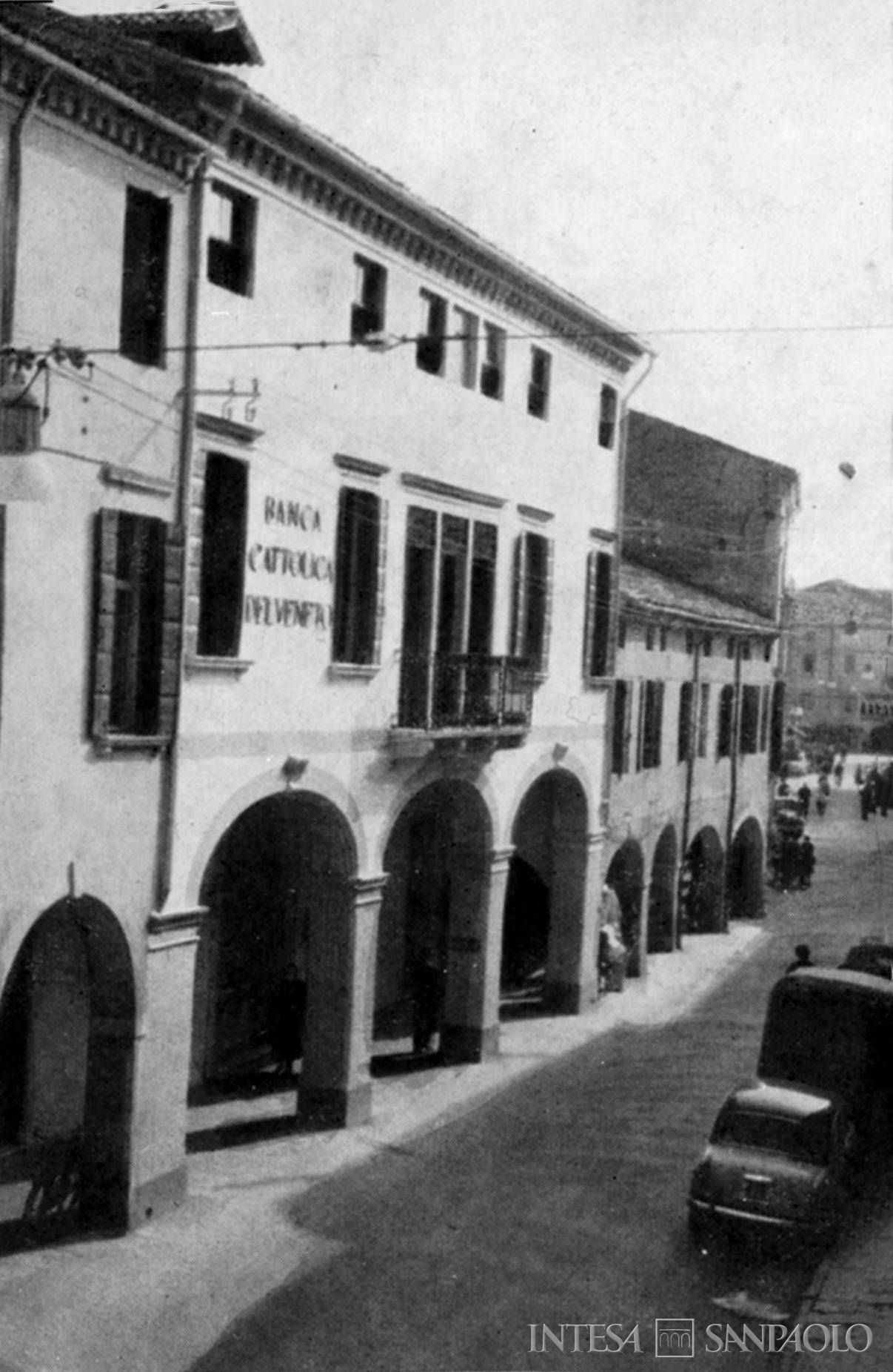 Banca Cattolica Atestina, sede dell'Istituto, poi succursale della Banca Cattolica del Veneto, fotografia tratta da Vita Nostra, n. 1, 1963 (fotografo sconosciuto)
