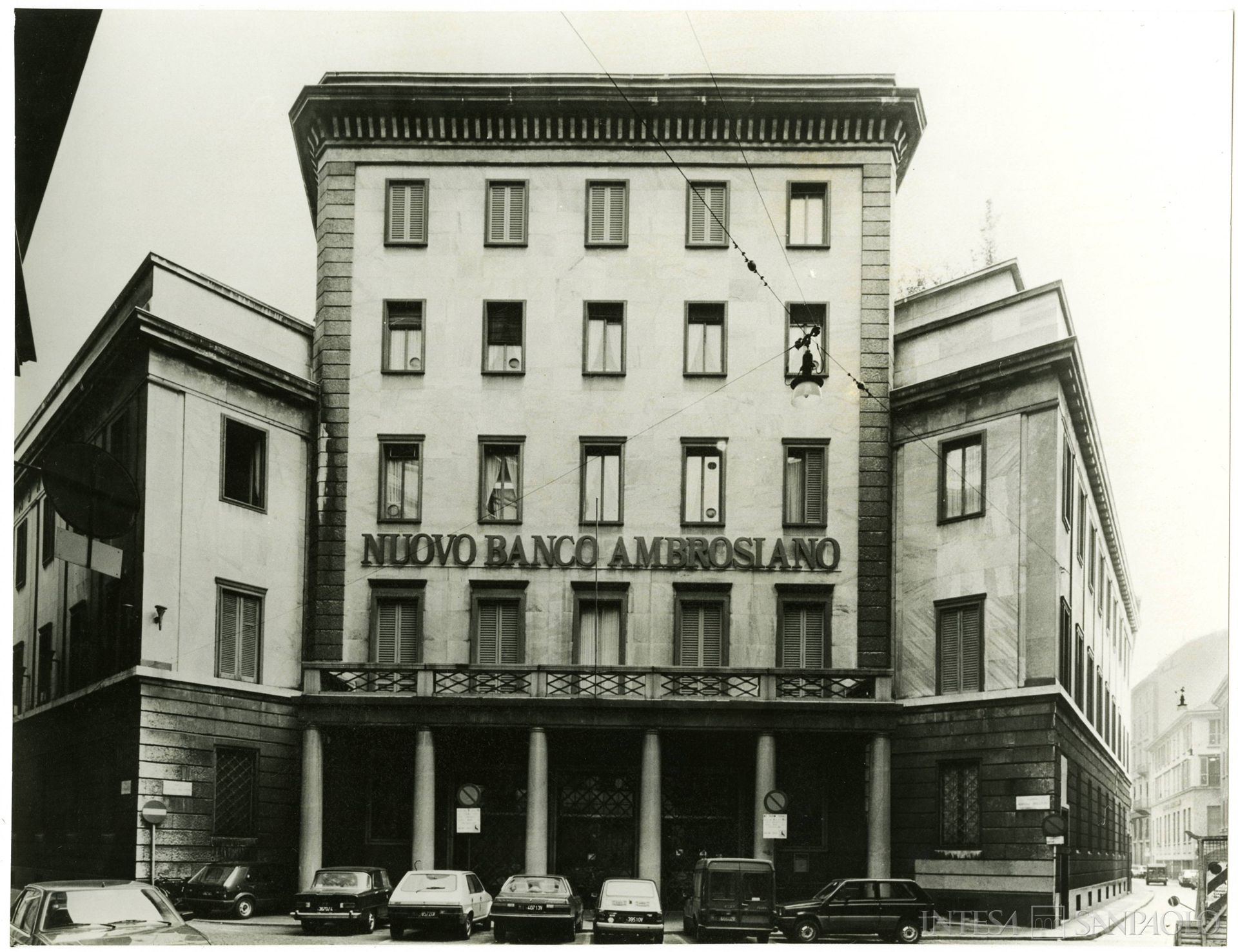 Nuovo Banco Ambrosiano, Milano, sede in largo Belotti - piazza Ferrari, 1983 (fotografo sconosciuto)