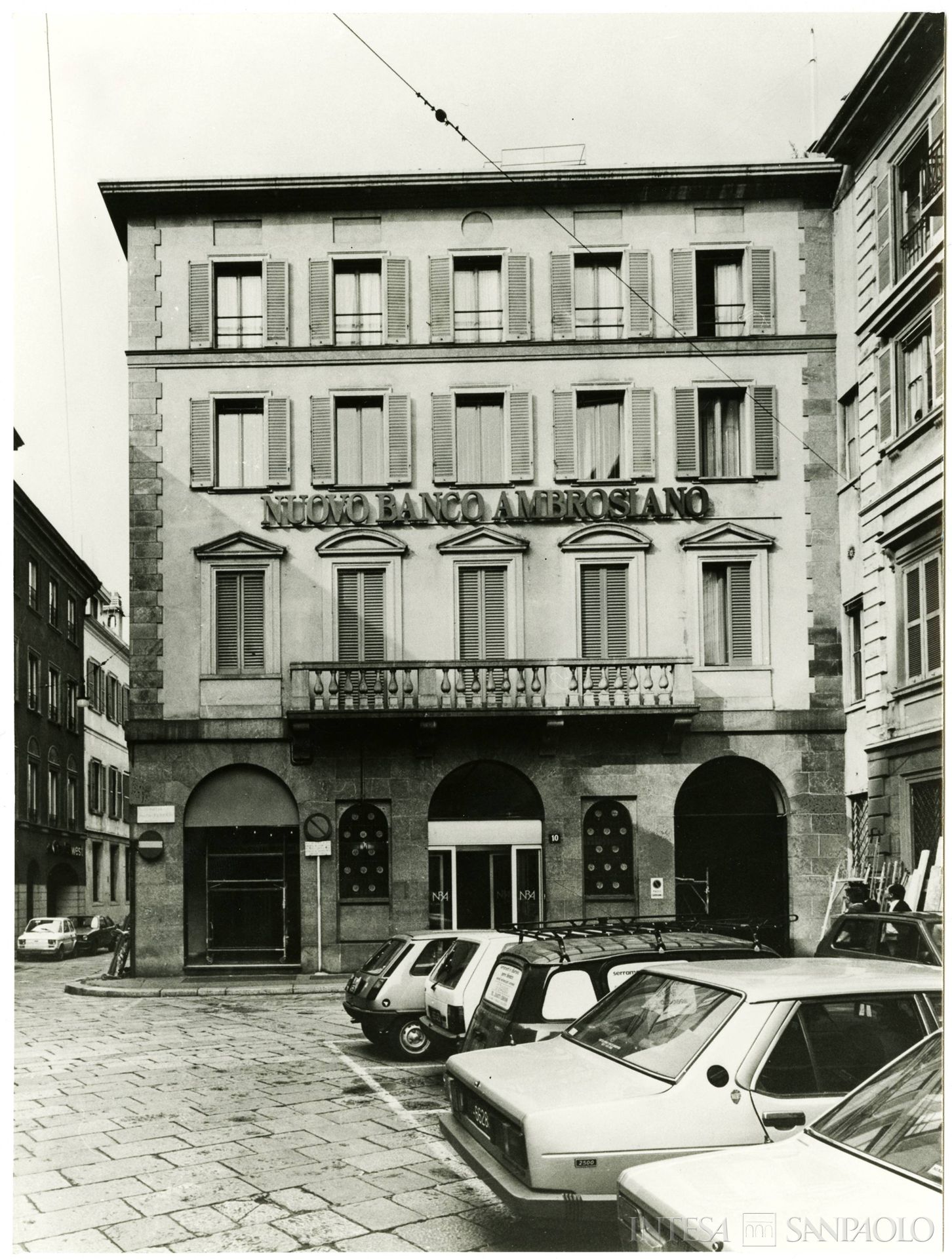 Nuovo Banco Ambrosiano, Milano, sede in largo Belotti - piazza Ferrari, 1983 (fotografo sconosciuto)