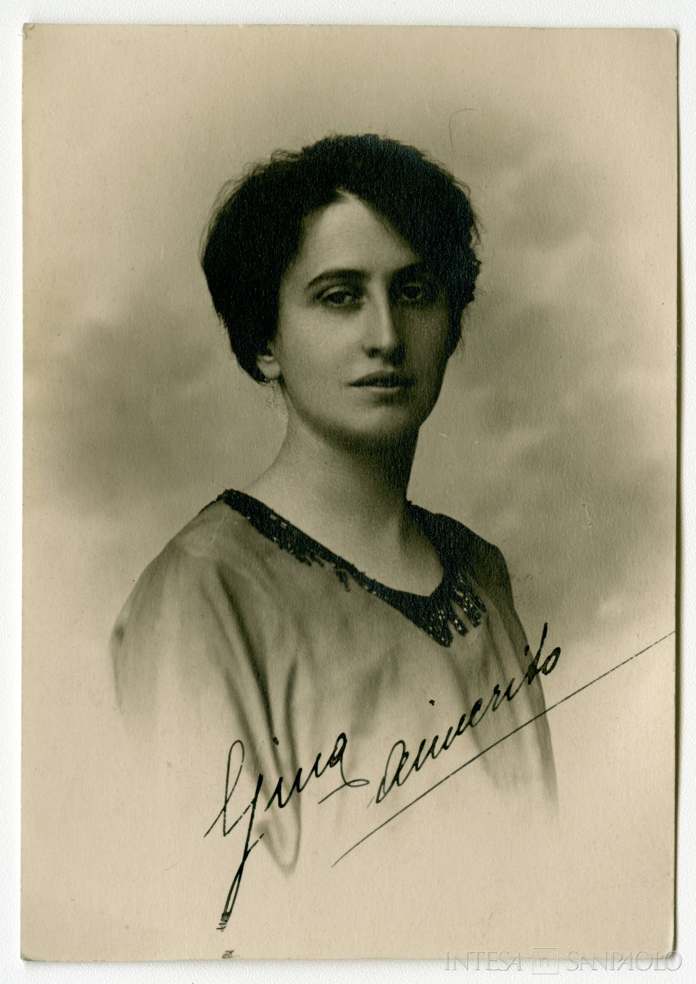 Banca Commerciale Triestina, ritratto di una impiegata, inizi Novecento (fotografo sconosciuto)