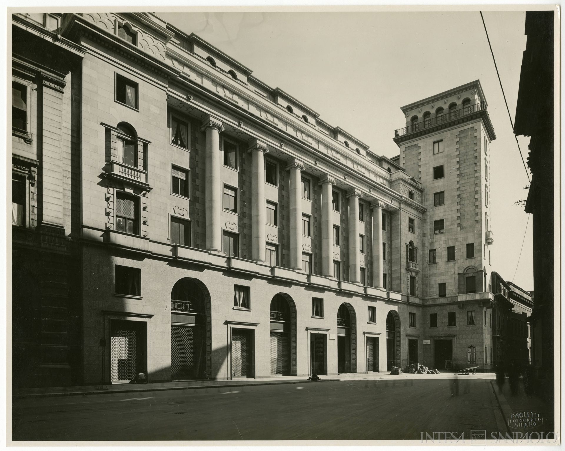Banca Commerciale Italiana, Milano, ampliamento di Palazzo Beltrami in via Case Rotte e via degli Omenoni ad opera di Piero Portaluppi, esterno, 1932 (fotografia di Antonio Paoletti)
