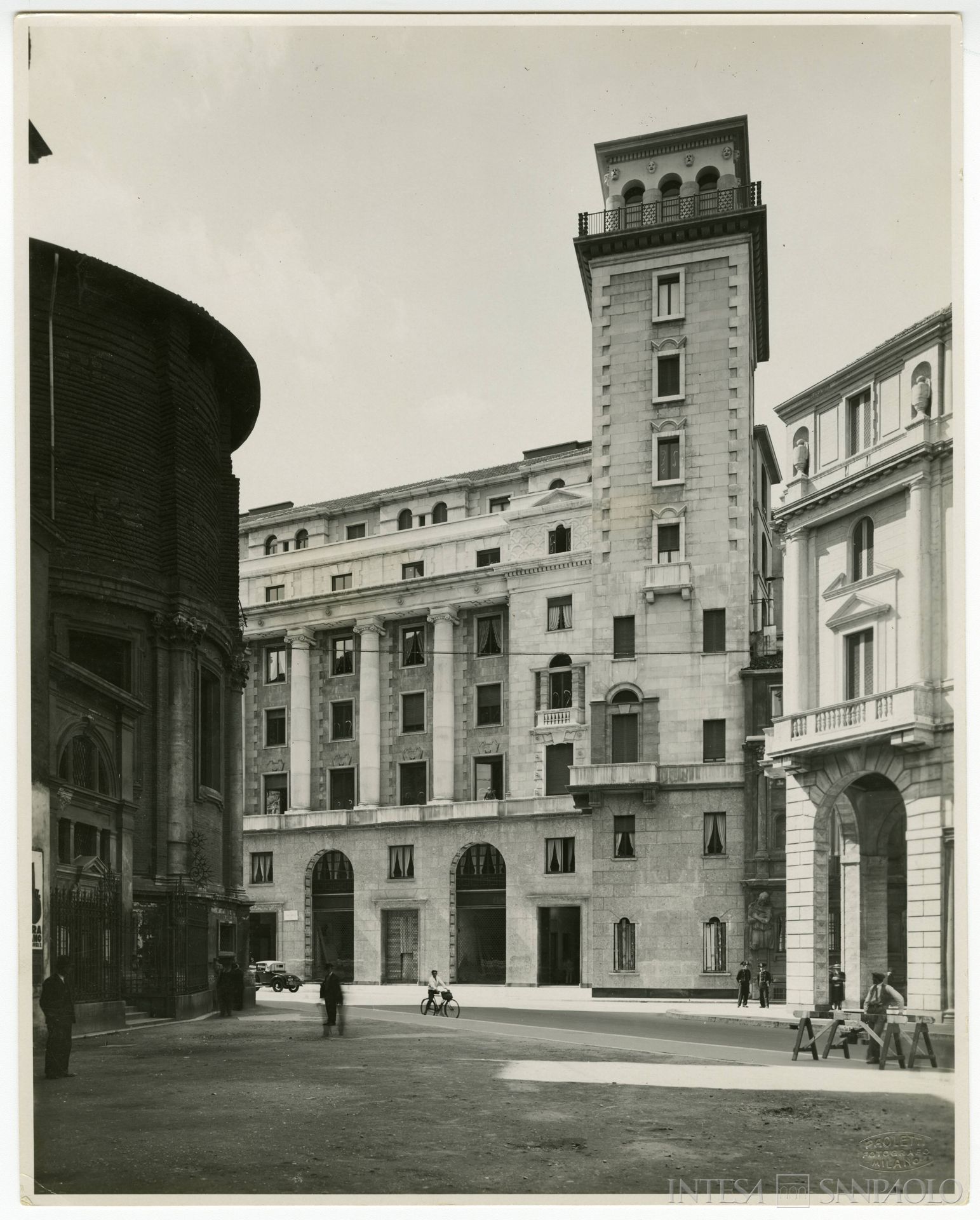 Banca Commerciale Italiana, Milano, ampliamento di Palazzo Beltrami in via Case Rotte e via degli Omenoni ad opera di Piero Portaluppi, esterno, 1932 (fotografia di Antonio Paoletti)