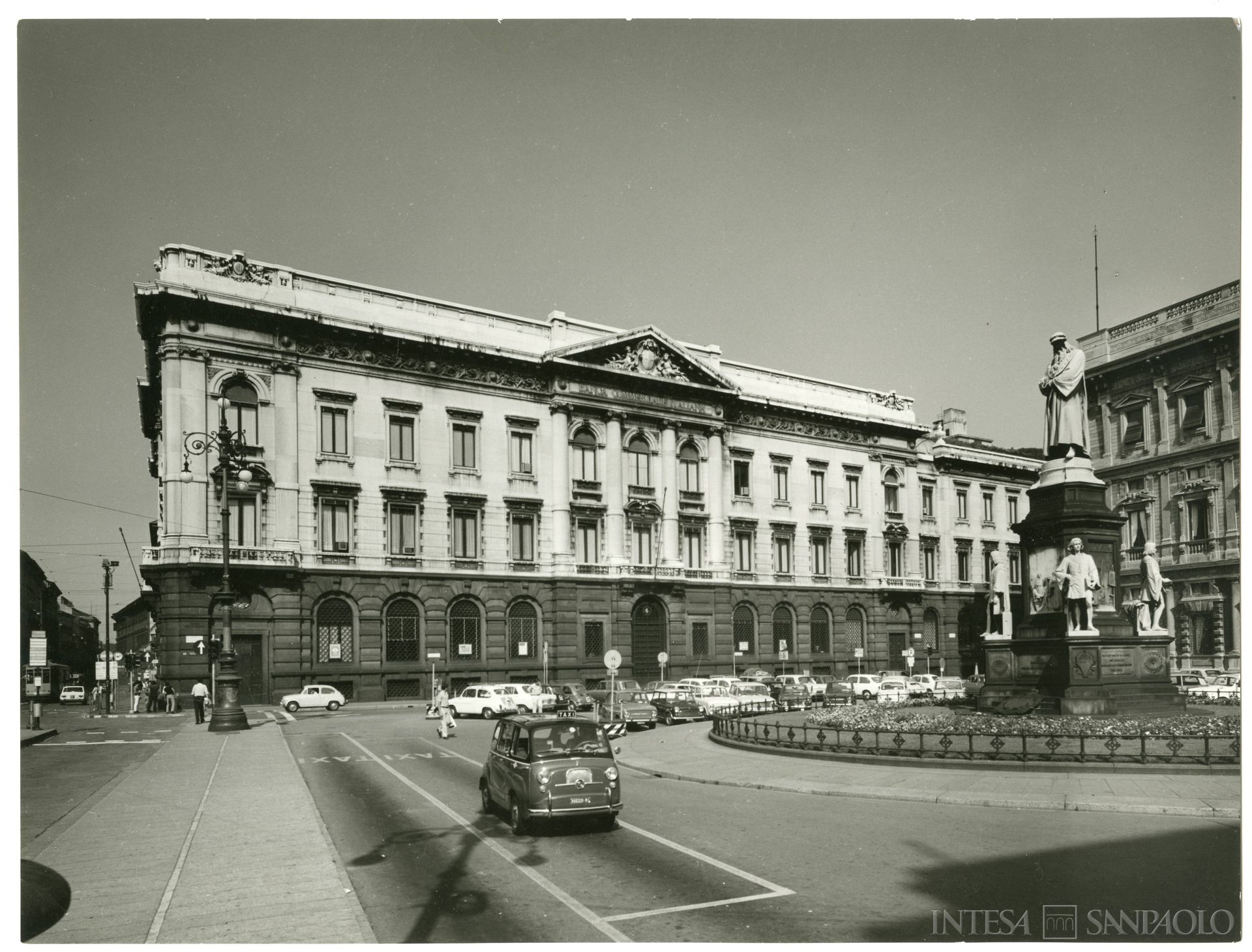 Banca Commerciale Italiana, Milano, Palazzo Beltrami in piazza della Scala 6, esterno, 1968 (fotografia di Publifoto)