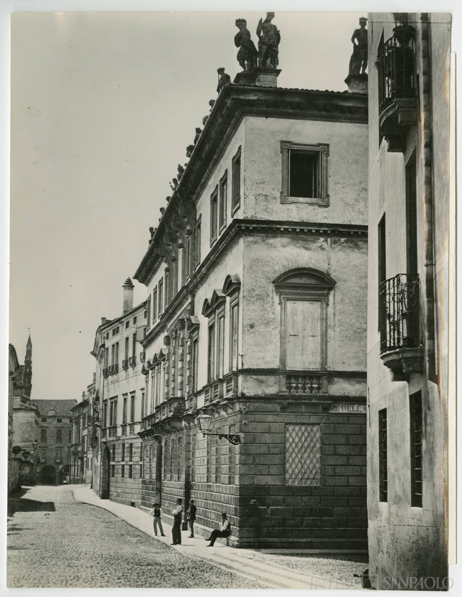 Banca Cattolica Vicentina, Vicenza, facciata di Palazzo Leoni Montanari, 1870 (riproduzione di fotografia di Farina - Bolo)