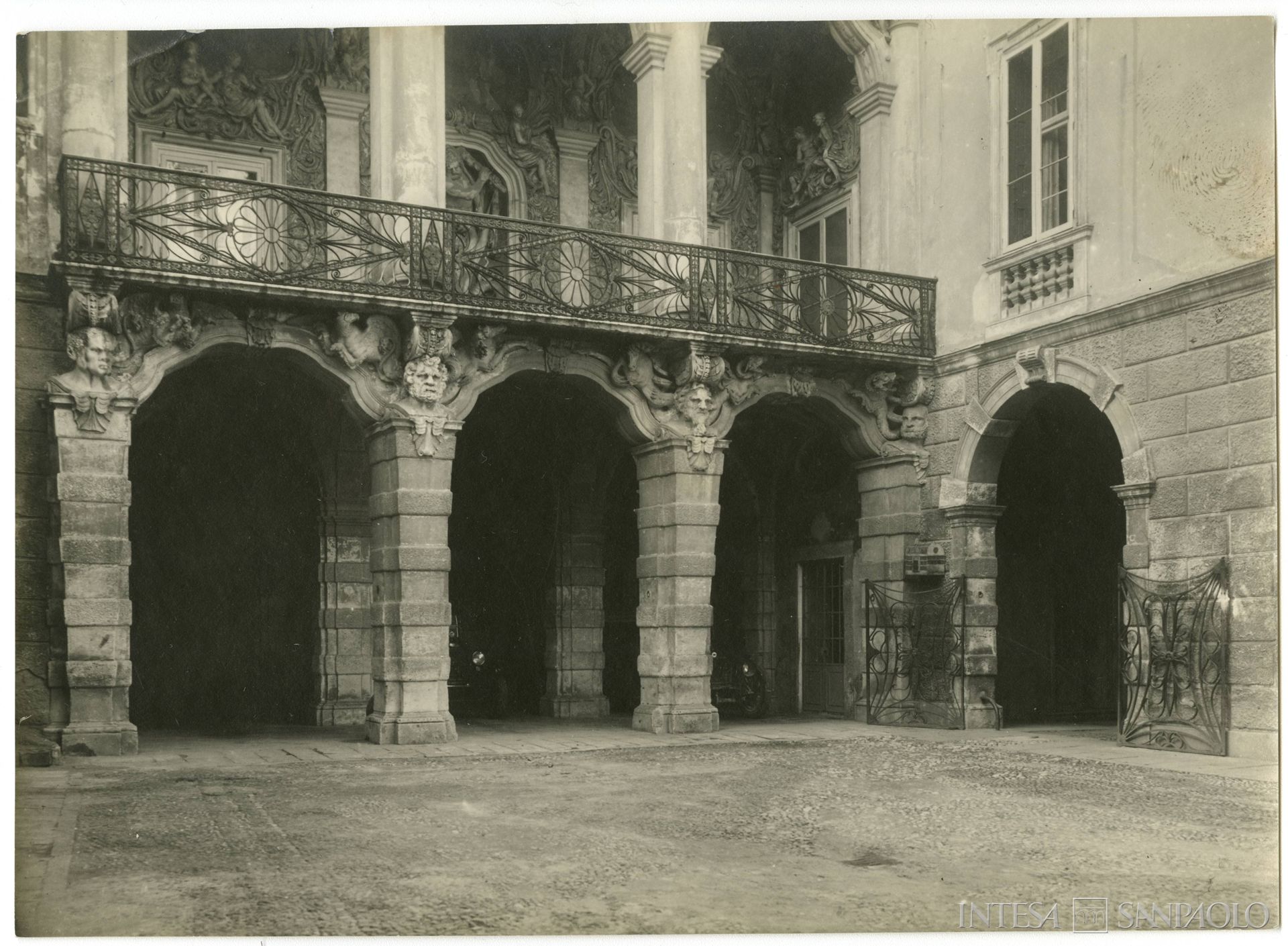 Banca Cattolica Vicentina, Vicenza, Palazzo Leoni Montanari, scorcio della Loggia d'Ercole, 1929 (fotografia di Tapparo & Trentin)