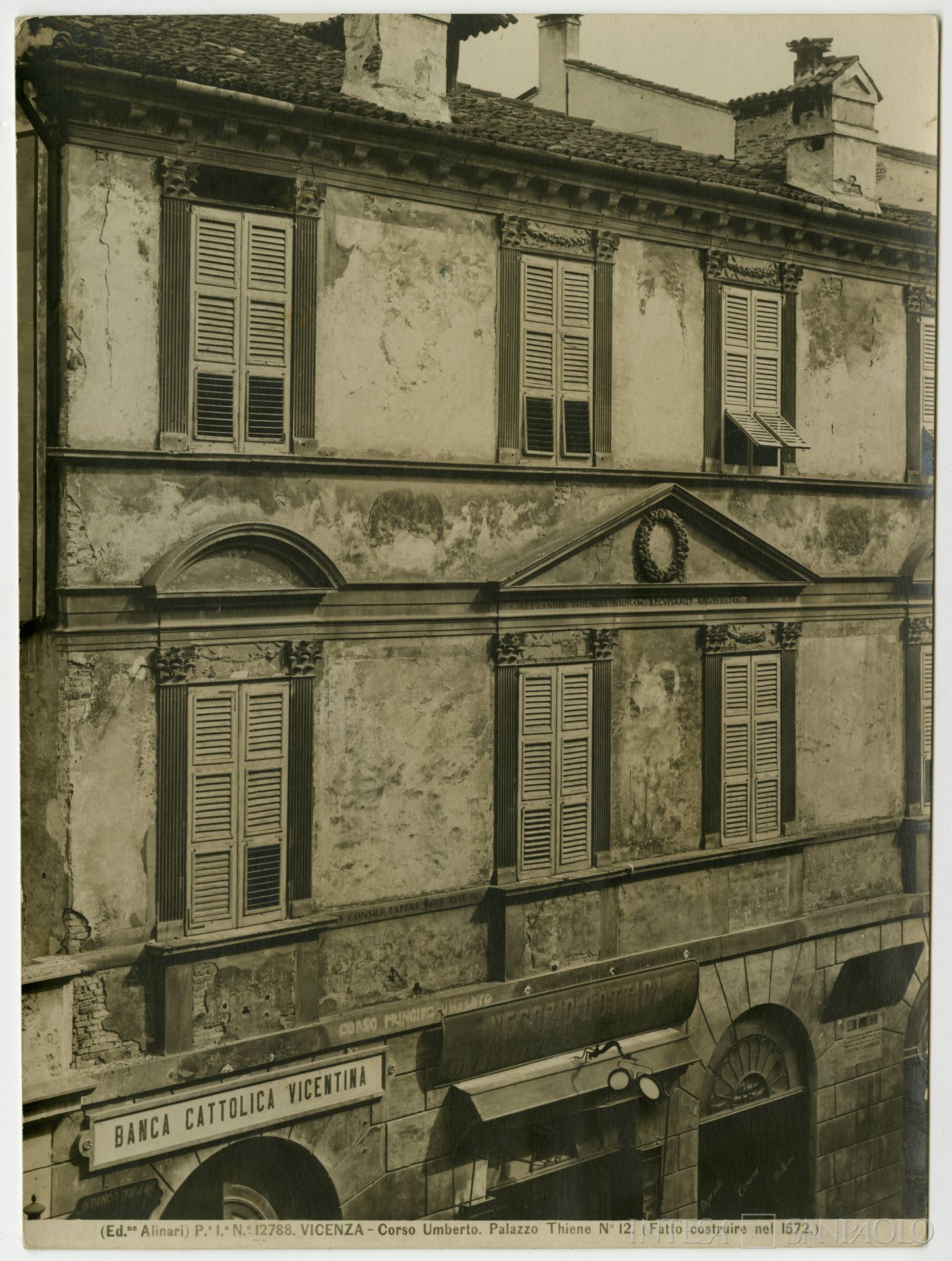 Banca Cattolica Vicentina, Vicenza, particolare della facciata di Palazzo Thiene distrutto durante la seconda guerra mondiale, post 1893 (fotografia di Alinari)