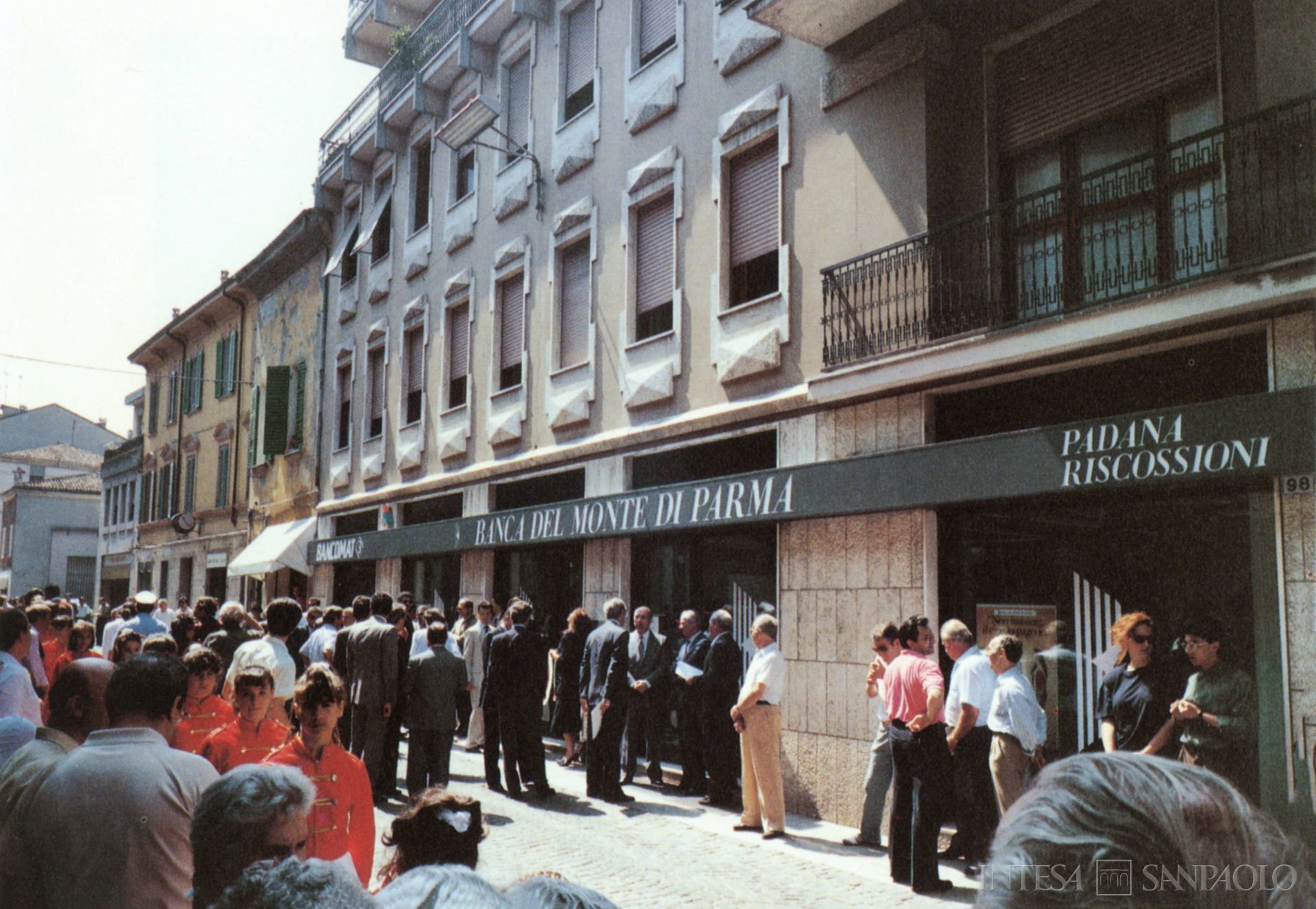 Banca del Monte di Parma, inaugurazione dello sportello bancario e dello sportello riscossione tributi della partecipata dell'istituto, Padana Riscossioni S.p.A., fotografia tratta dal bilancio del 1991 (fotografo sconosciuto)