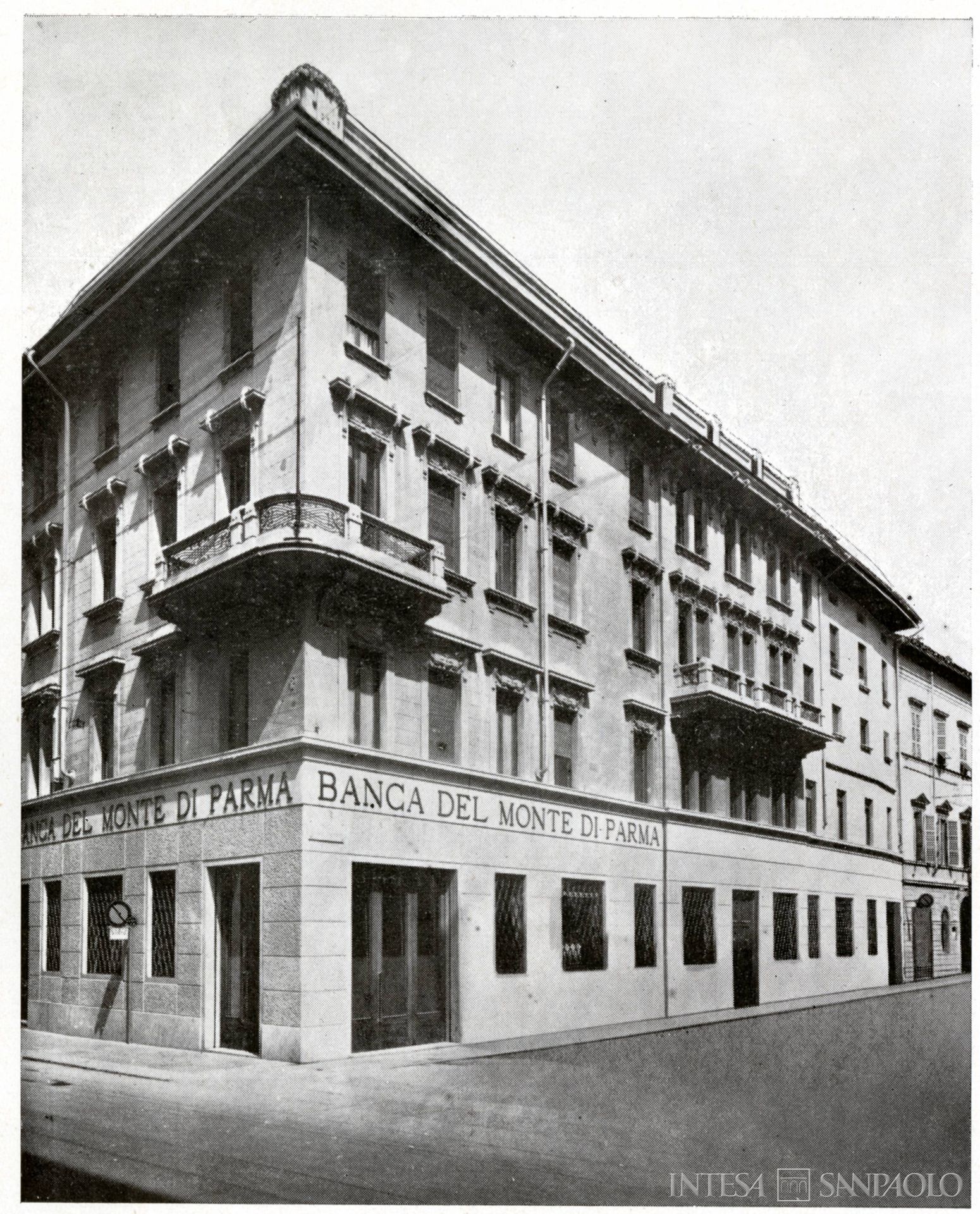 Banca del Monte di Parma, esterno della sede dell'istituto in via Cavour - piazzale Battisti, fotografia datata 1950-1954, tratta da Il Monte di Pietà di Parma. Cenni storici illustrati, 1955 (fotografo sconosciuto)