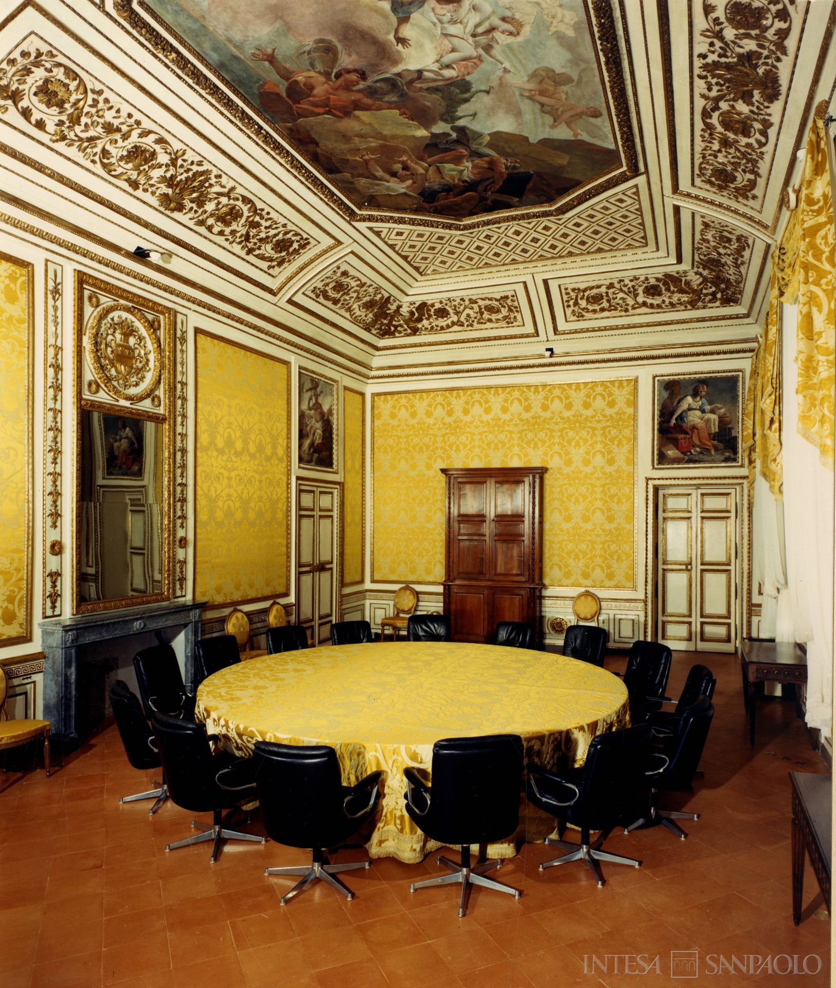 Banca del Monte di Parma, sala di Giunone e Eolo presso Palazzo Sanvitale, sede dell'istituto, anni Ottanta (fotografia di Amoretti)