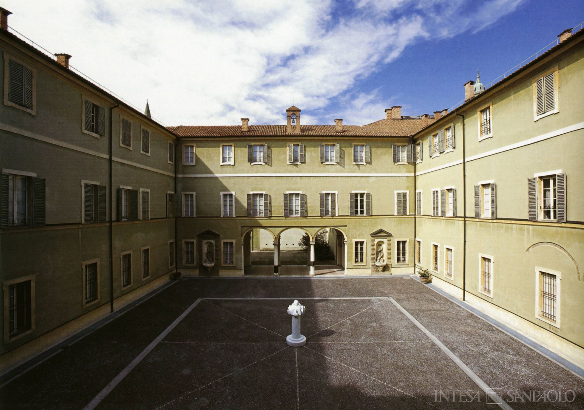 Banca del Monte di Parma, Palazzo Sanvitale, la corte d'onore, fotografia tratta da Palazzo Sanvitale a Parma. Storia, Architettura, Arte, 2006 (fotografo sconosciuto)