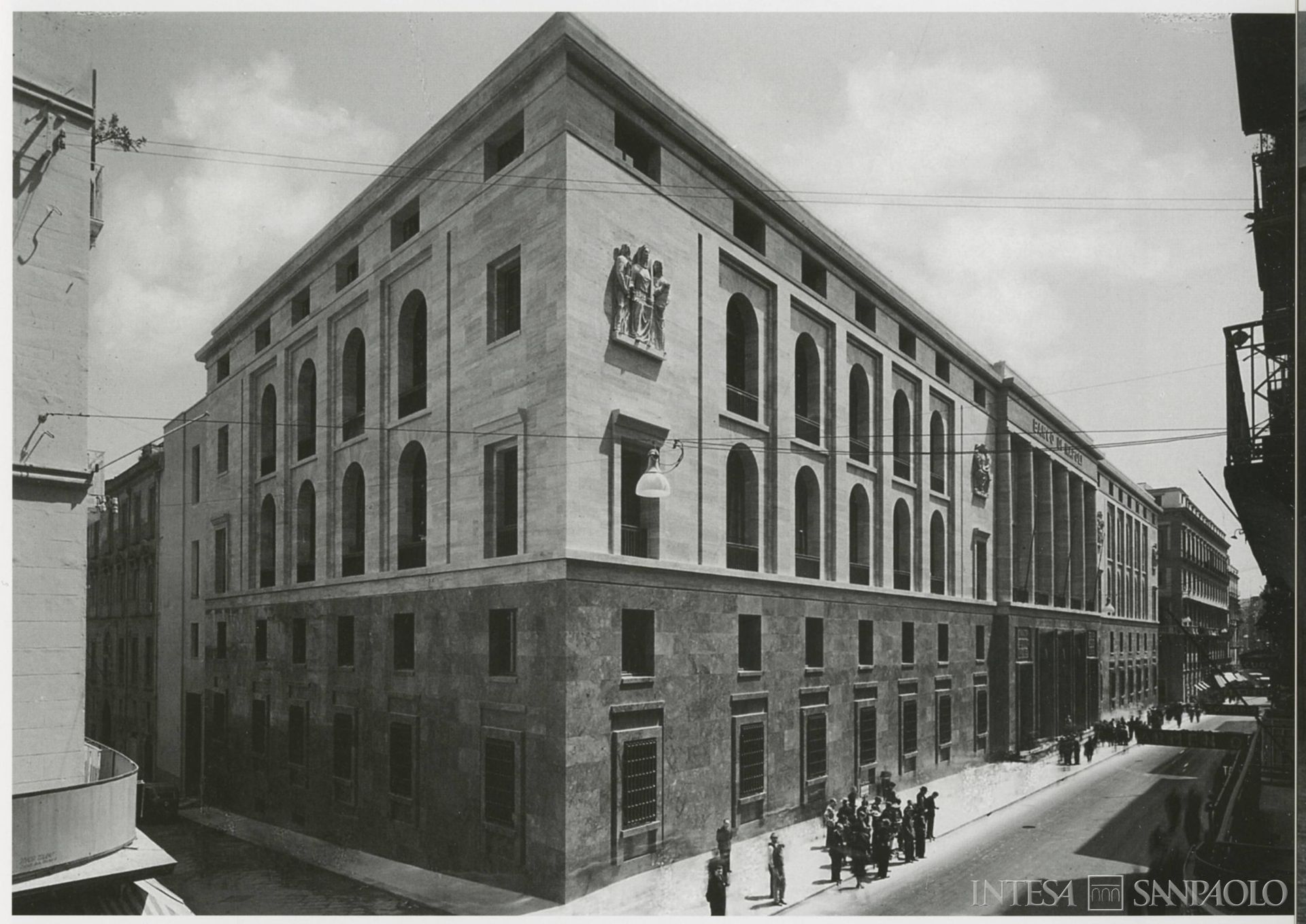 Banco di Napoli, Napoli, palazzo Piacentini, facciata su via Roma, fotografia datata 1940 tratta da Il palazzo del Banco di Napoli, 2011 (fotografia Vasari)