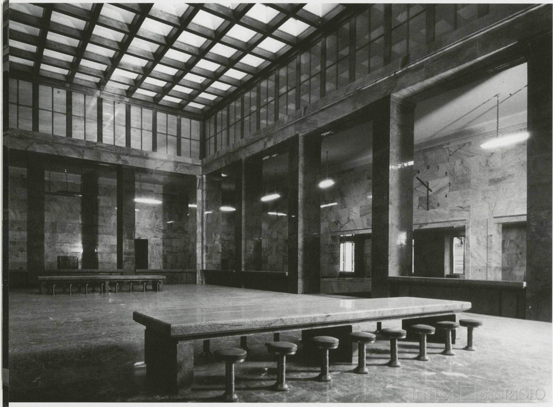 Banco di Napoli, Napoli, palazzo Piacentini, salone di cassa, fotografia tratta datata 1940 tratta da Il palazzo del Banco di Napoli, 2011 (fotografia Vasari)