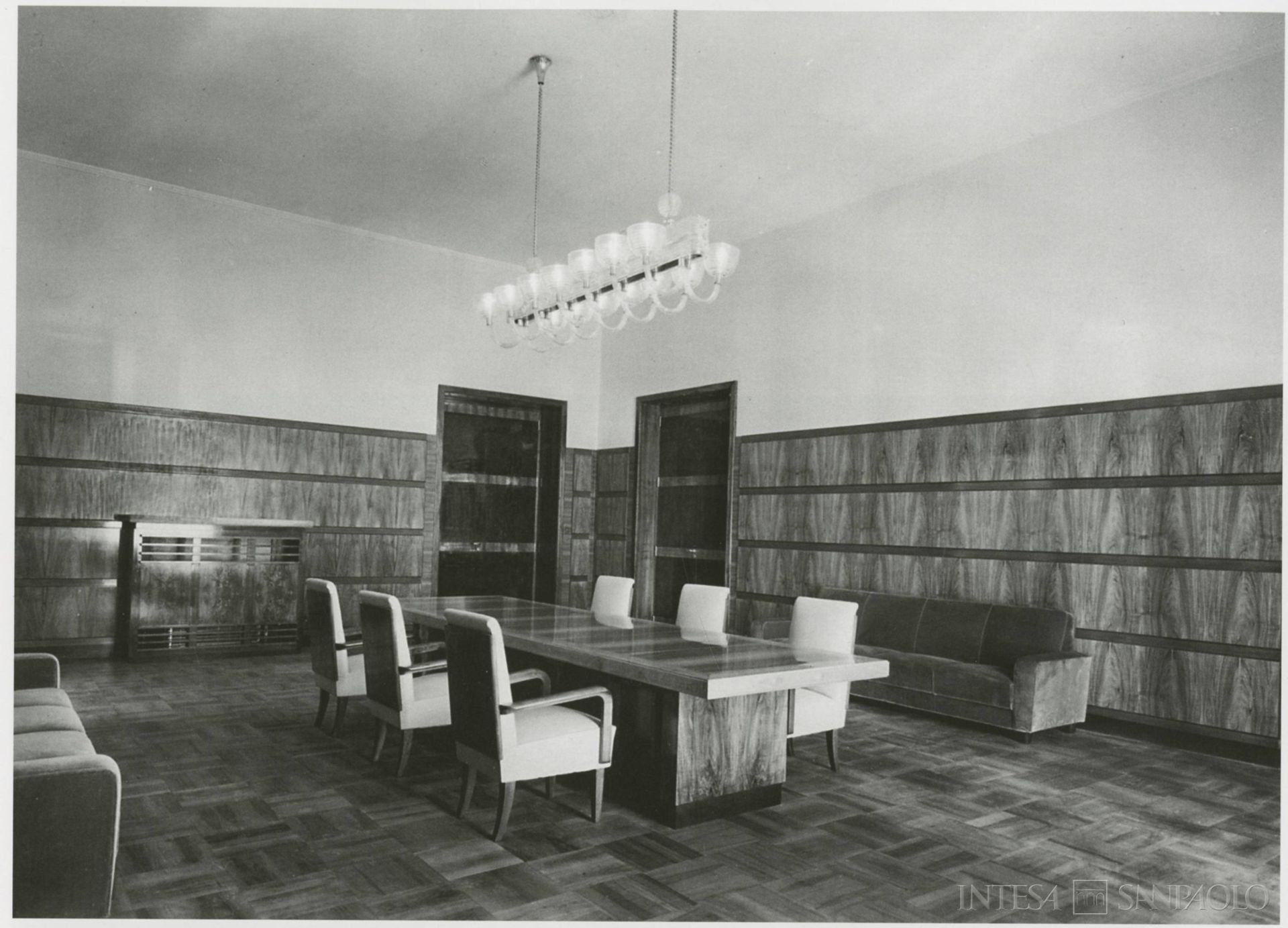 Banco di Napoli, Napoli, palazzo Piacentini, sala del Consiglio, fotografia datata 1940 tratta da Il palazzo del Banco di Napoli, 2011 (fotografia Vasari)