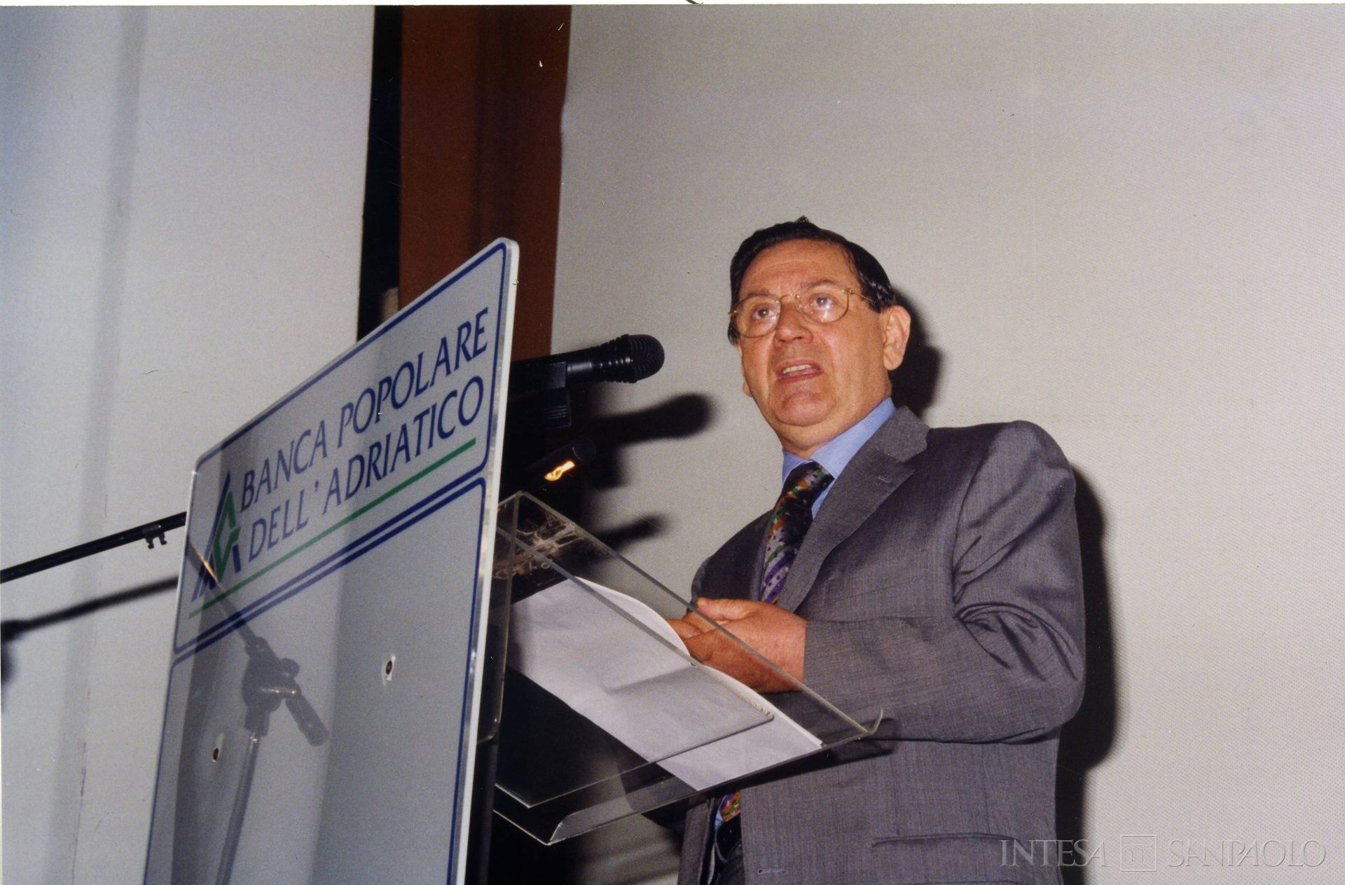 Banca Popolare dell'Adriatico, Giandomenico Di Sante Presidente dell'Istituto ad una convention presso il teatro di Teramo, 20 maggio 2000 (Studio Fotografico Sgattoni)