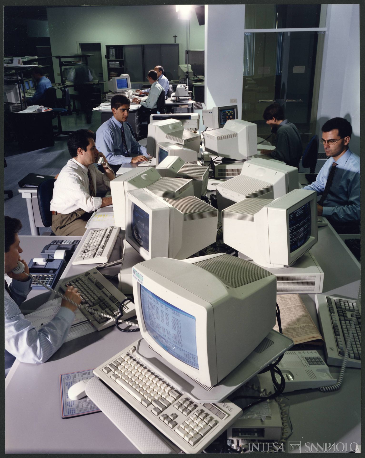 Banca Popolare dell'Adriatico, impiegati al lavoro presso il Centro Direzionale nel quartiere Torraccia in Pesaro, 1994 (Studio Mazzanti)