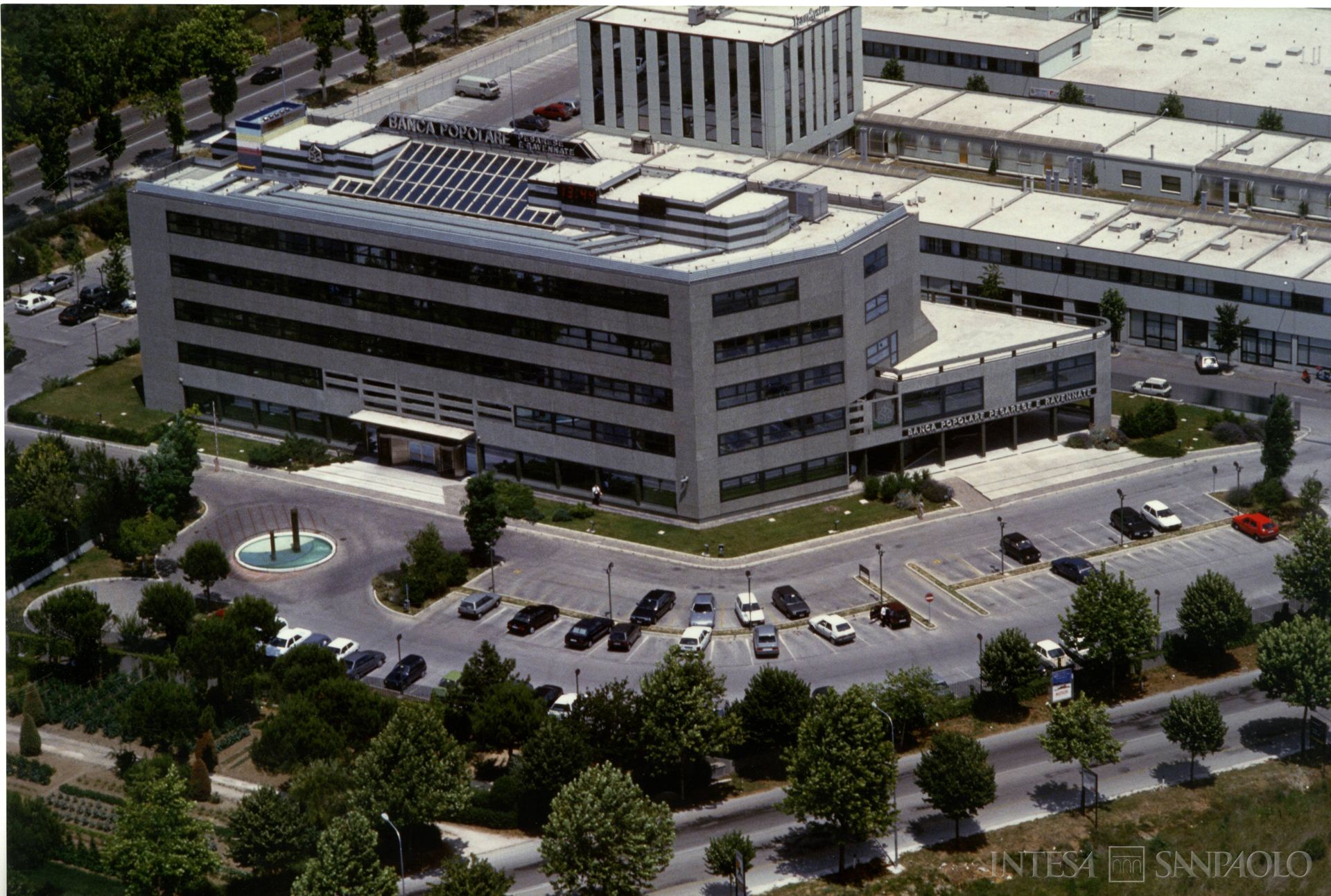 Banca Popolare Pesarese e Ravennate, Centro Direzionale nel quartiere Torraccia in Pesaro, ante 1994 (ph. Studio Mazzanti cfr. BPPR/PD/Sede/1/1-17))
