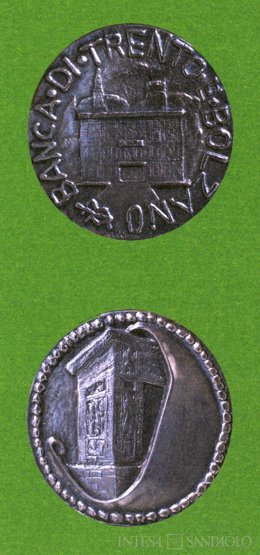 Banca di Trento e Bolzano, medaglie commemorative datate 1955, fotografia tratta da Bilancio sociale 2003, 2004 (Remo Wolf)