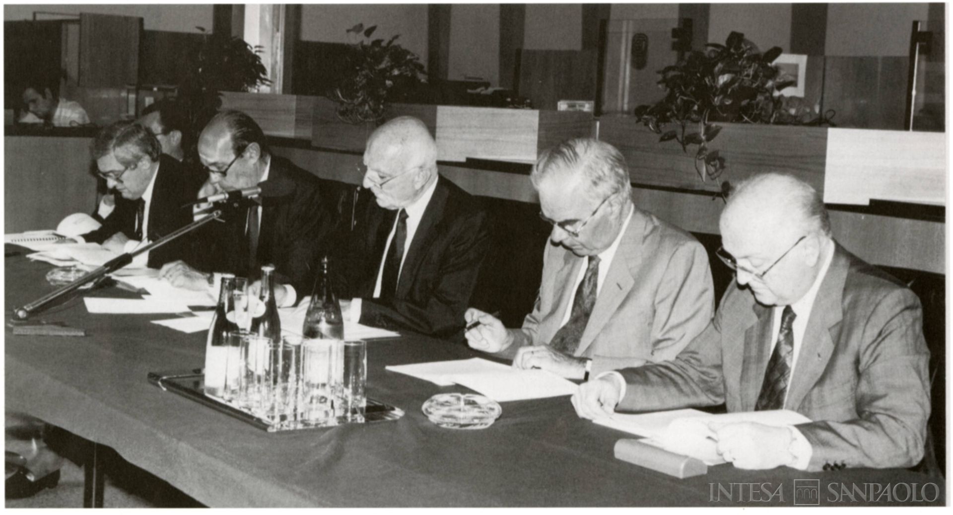 Banca di Trento e Bolzano, partecipanti all'Assemblea annuale, fotografia tratta da Btb marketing. News, supplemento a Economia e Banca, n. 2, 1992 (fotografo sconosciuto)