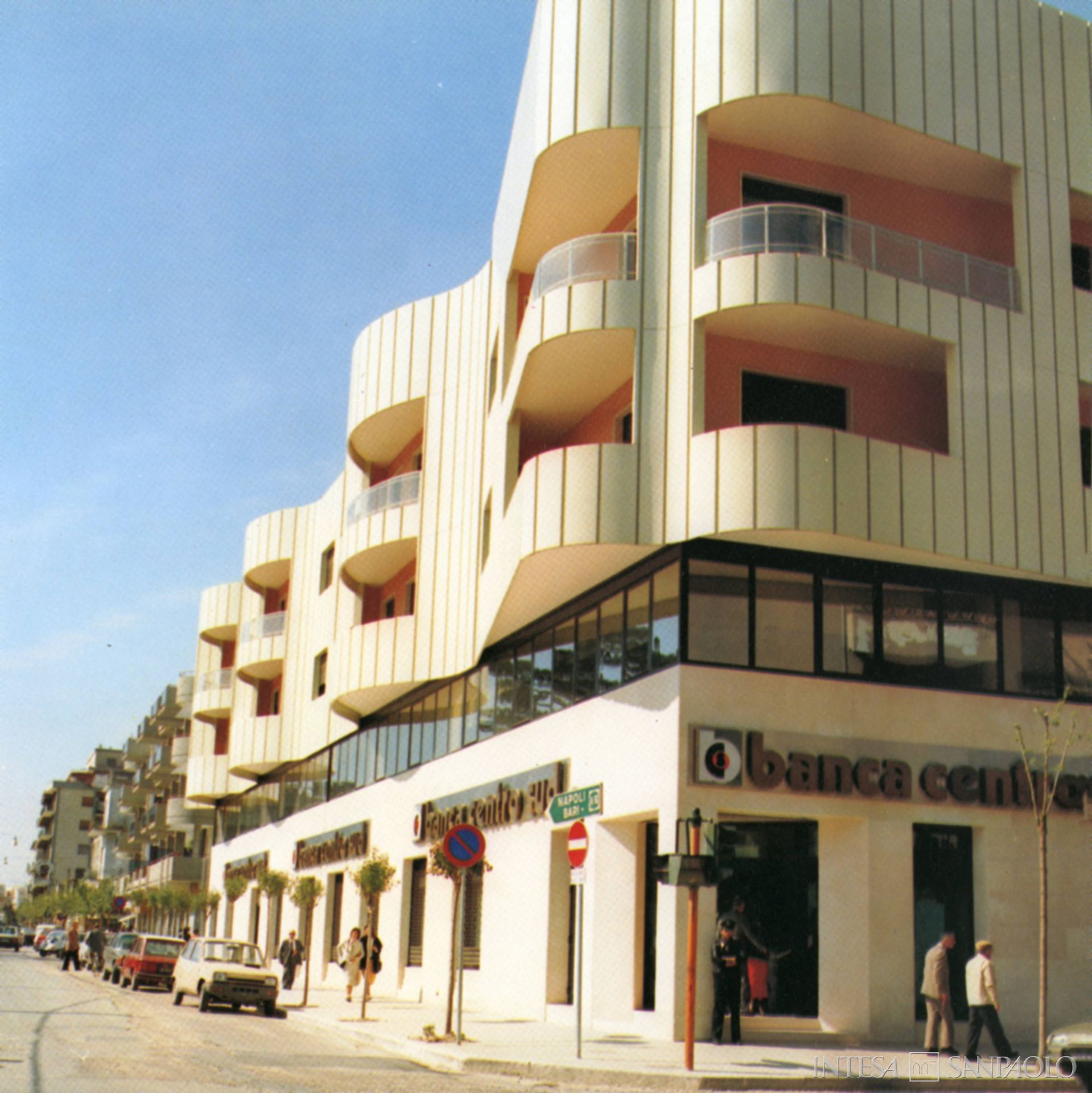 Banca Centro Sud, filiale di Cerignola, fotografia tratta da Relazioni e bilancio, 1985 (fotografo sconosciuto)