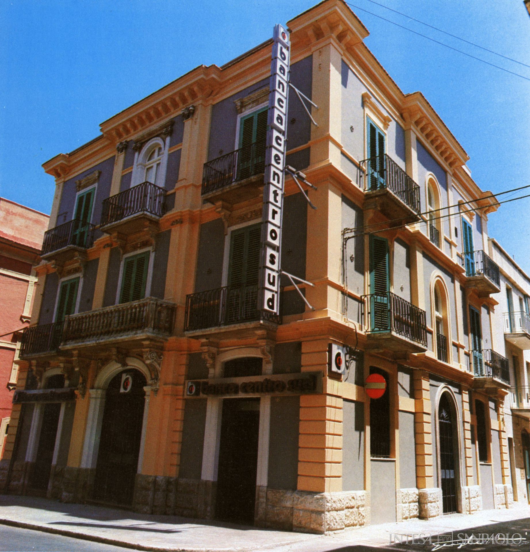 Banca Centro Sud, filiale di Fasano, fotografia tratta dal bilancio da Relazioni e bilancio, 1984, (fotografo sconosciuto)