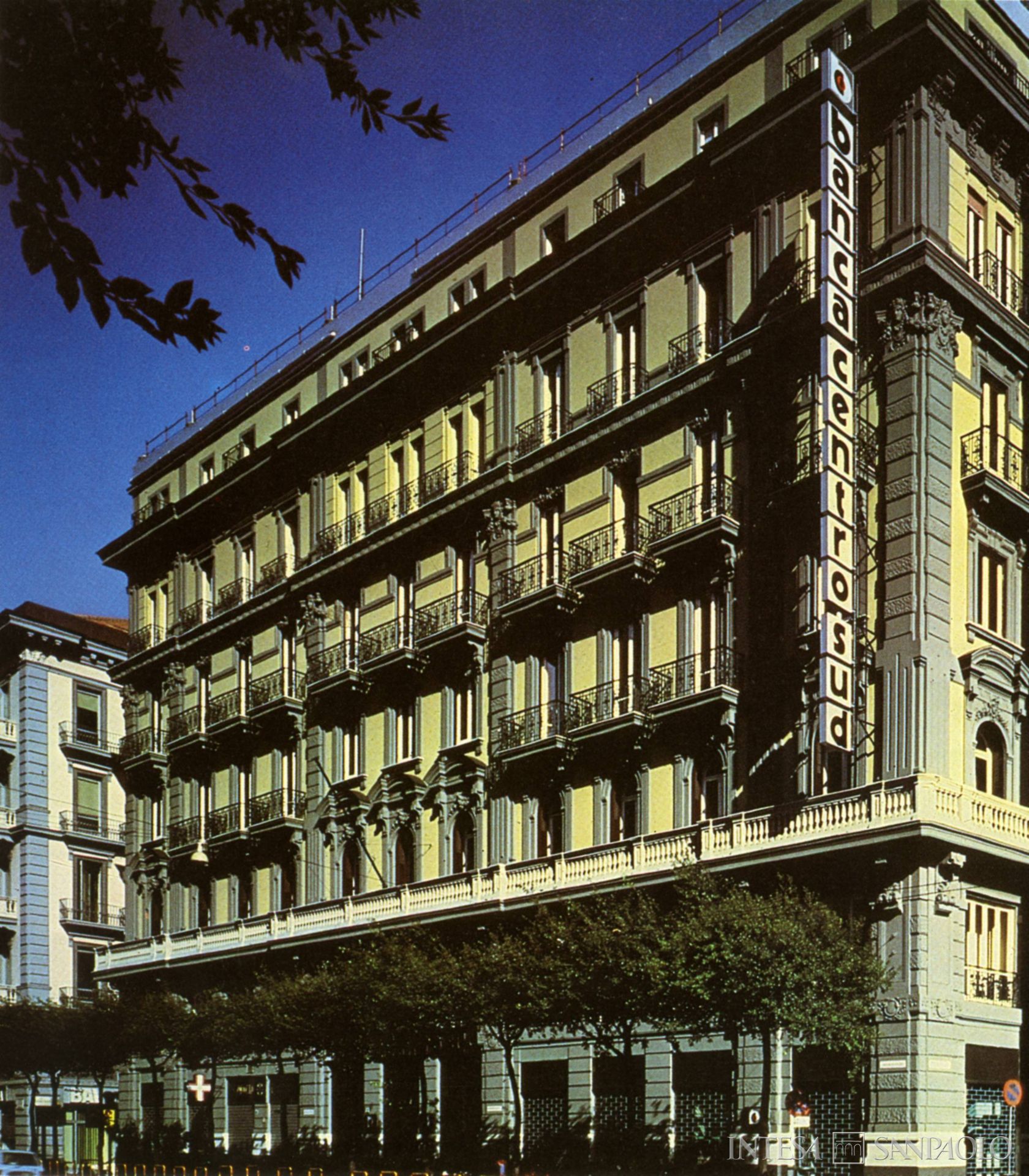 Banca Centro Sud, sede napoletana, fotografia tratta da Relazioni e bilancio, 1983 (fotografo sconosciuto)