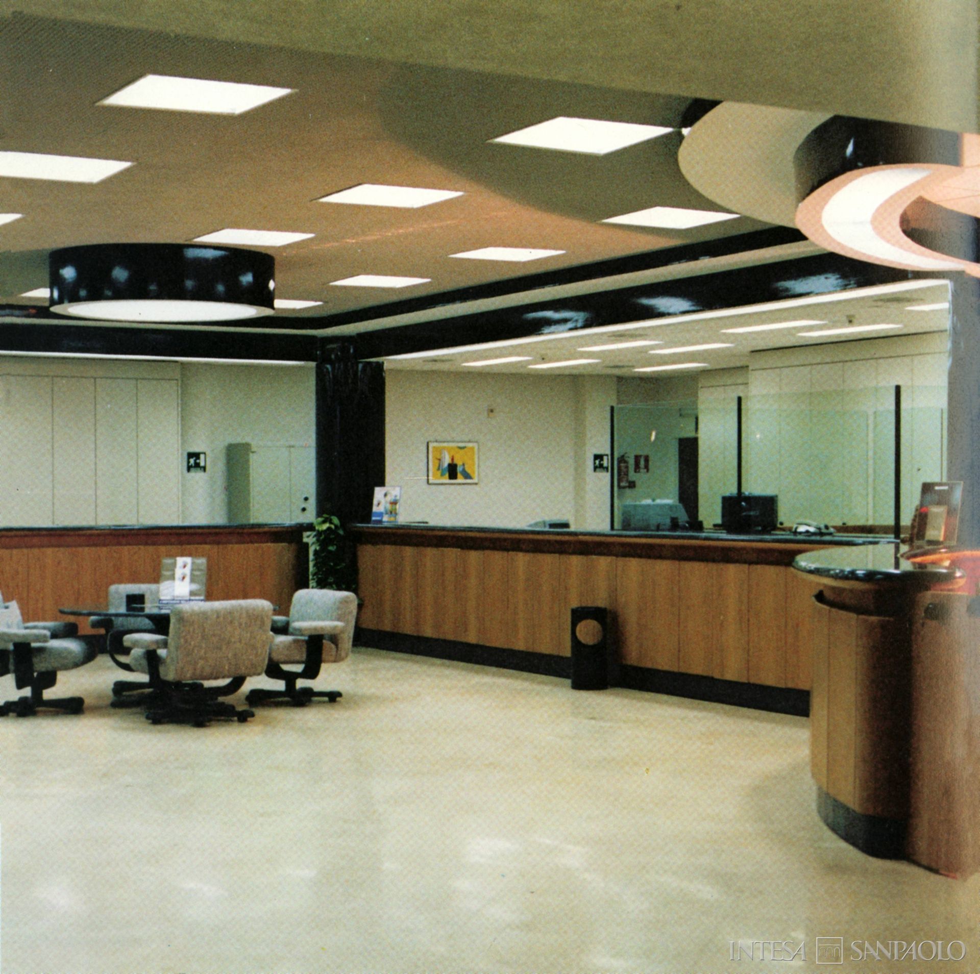 Banca Centro Sud, interni della filiale di Taranto, fotografia tratta da Relazioni e bilancio, 1985 (fotografo sconosciuto)