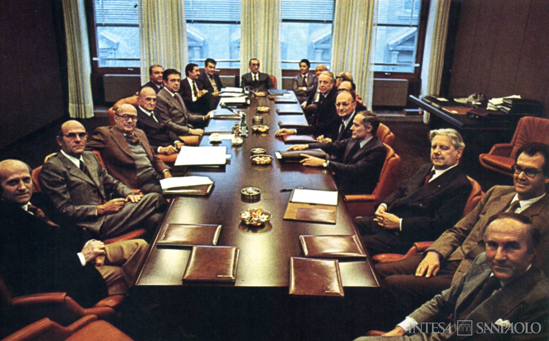 Banco Lariano, Consiglio di Amministrazione, fotografia tratta da un opuscolo informativo edito dall'istituto, 1975 (fotografo sconosciuto)