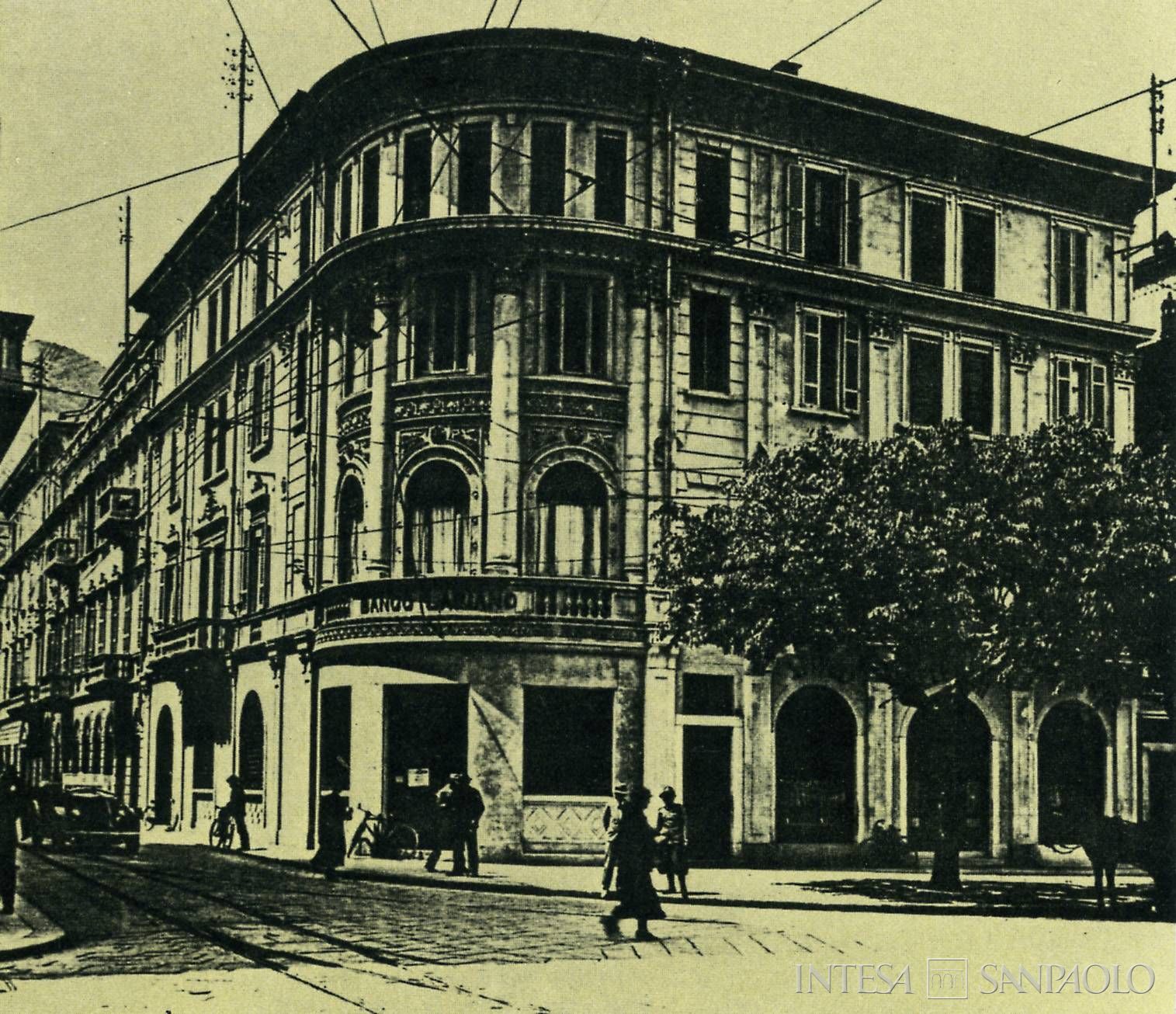 Banco Lariano, prima sede, fotografia tratta da un opuscolo informativo edito dall'istituto, 1975 (fotografo sconosciuto)