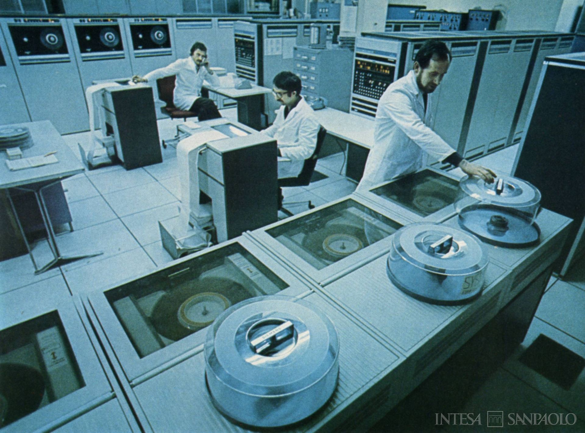 Banco Lariano, Centro Elaborazione Dati, fotografia tratta da un opuscolo informativo edito dall'istituto, 1975 (fotografo sconosciuto)