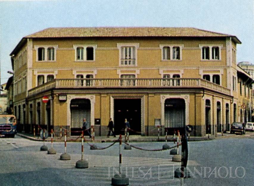 Banco Lariano, sede di Legnano, fotografia tratta da un opuscolo informativo edito dall'istituto, 1975 (fotografo sconosciuto)