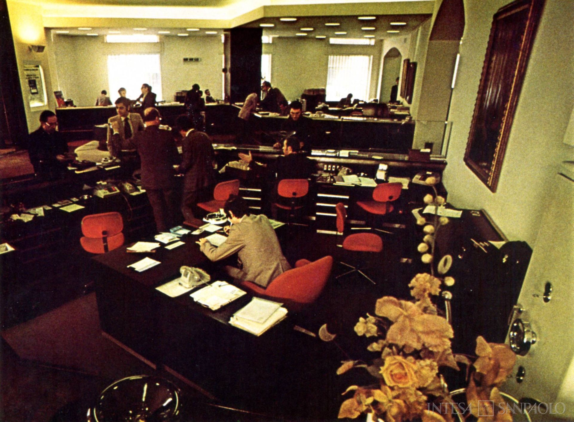 Banco Lariano, interni di un'agenzia, fotografia tratta da un opuscolo informativo edito dall'istituto, 1975 (fotografo sconosciuto)