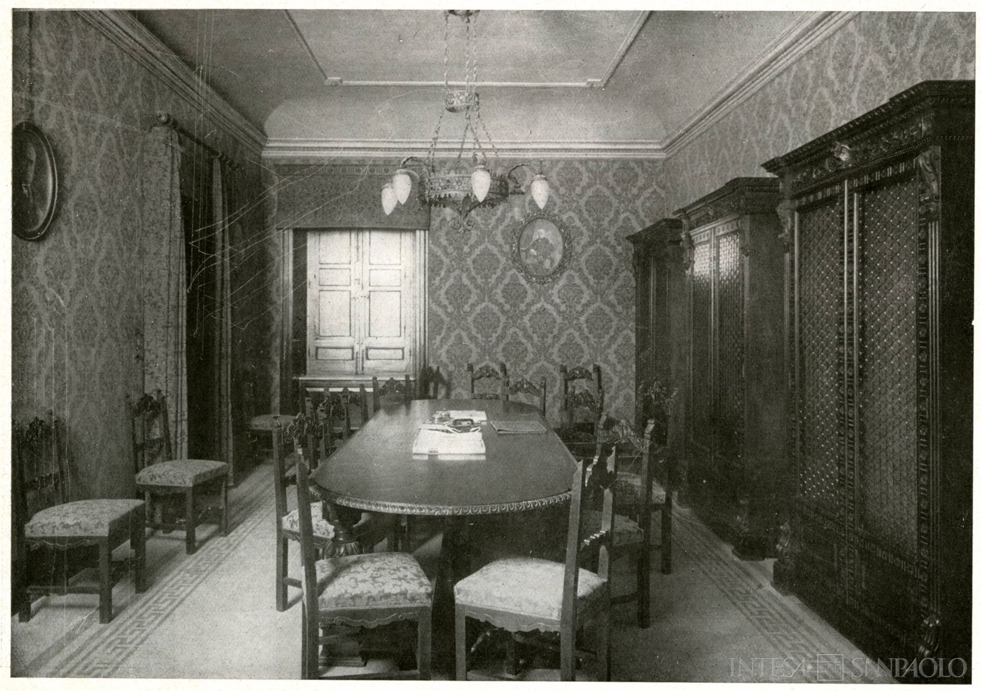 Banca Sicula, Trapani, sala del Consiglio di Amministrazione, foto tratta dall'opuscolo edito in occasione del cinquantesimo anniversario dell'istituto, 1933