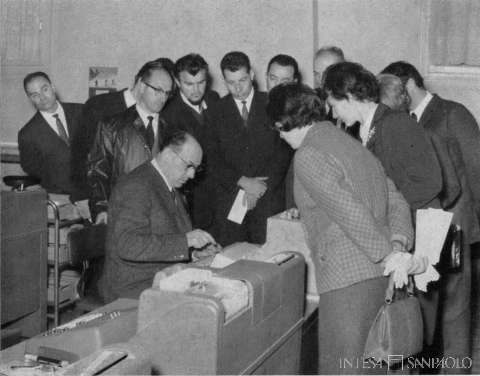 Banca Triestina, dipendenti in visita presso la Banca Cattolica del Veneto di Vicenza, fotografia datata 6 maggio 1967 tratta da Vita Nostra, n. 3, 1967