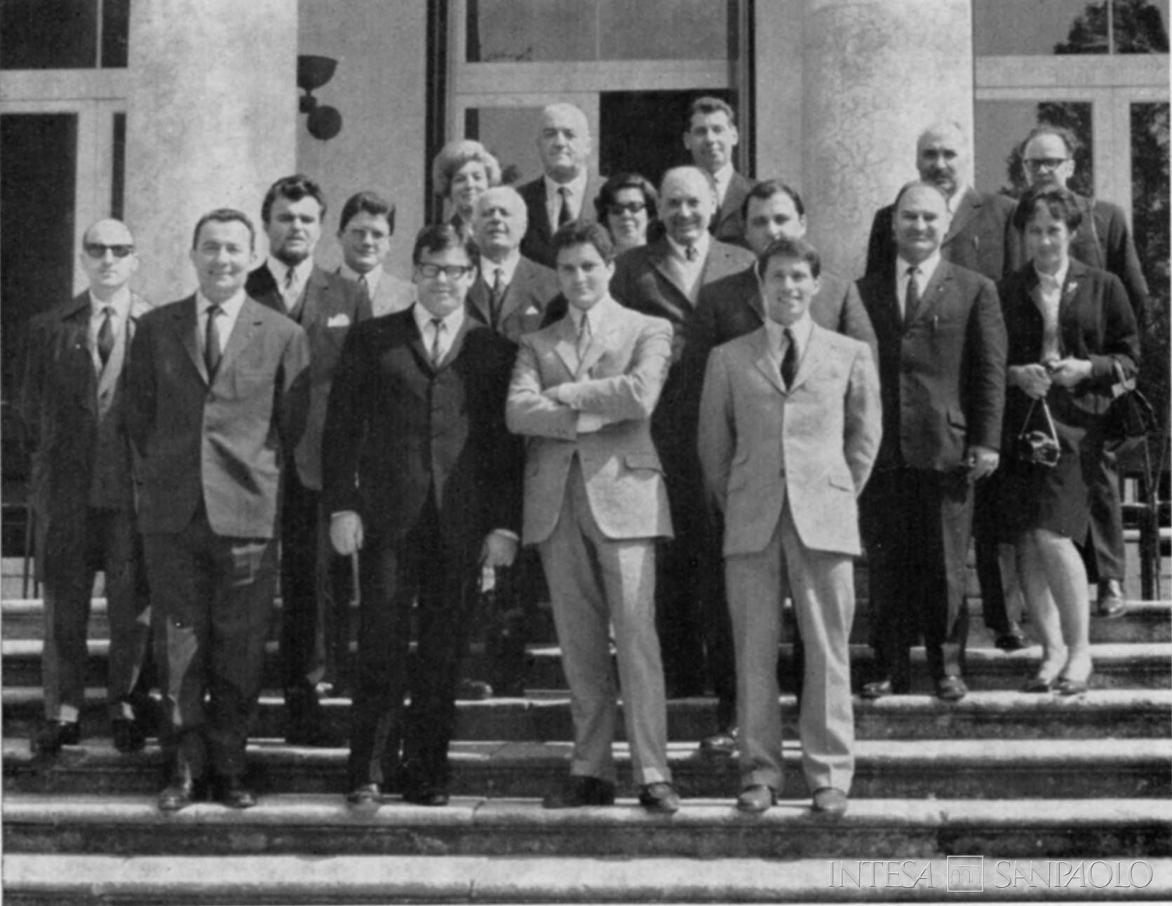 Banca Triestina, dipendenti in visita presso la Banca Cattolica del Veneto di Vicenza, fotografia datata 6 maggio 1967 tratta da Vita Nostra, n. 3, 1967