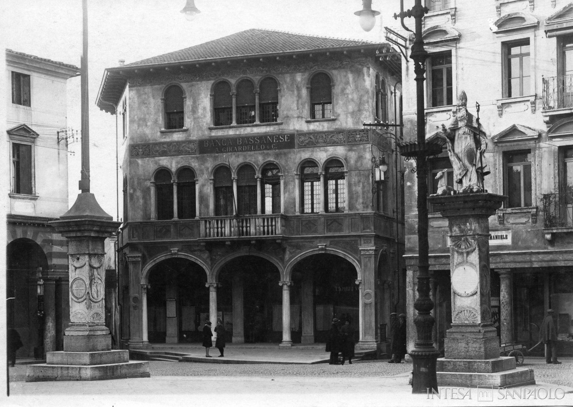 Banca Bassanese A. Girardello & C., Bassano del Grappa, facciata della sede in piazza Libertà, 1938 ca. (fotografo sconosciuto)