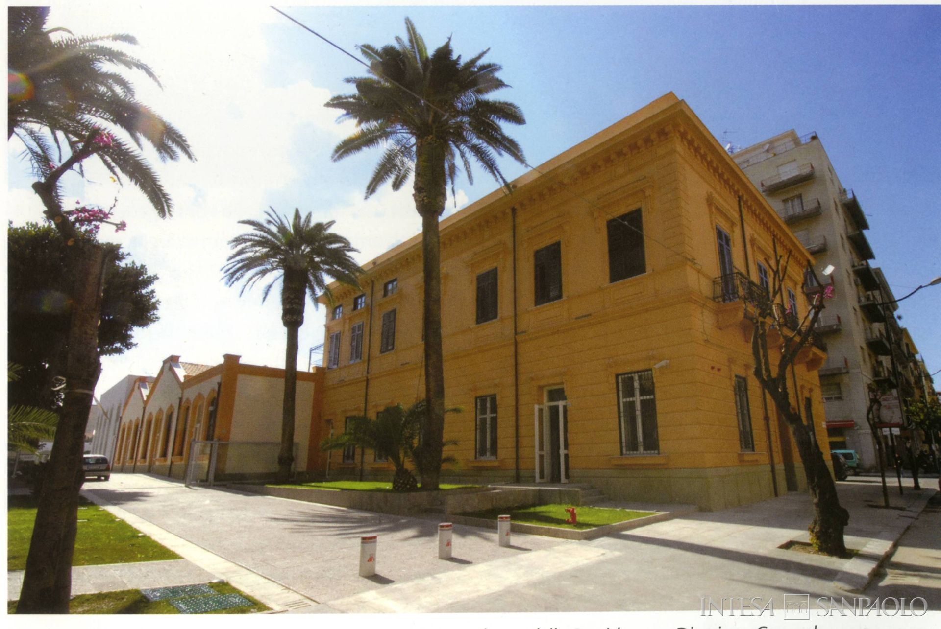 Banca Nuova, ingresso del Centro Direzionale, fotografia tratta da BPV Oggi, n. 57, 2011 (fotografao sconsociuto)