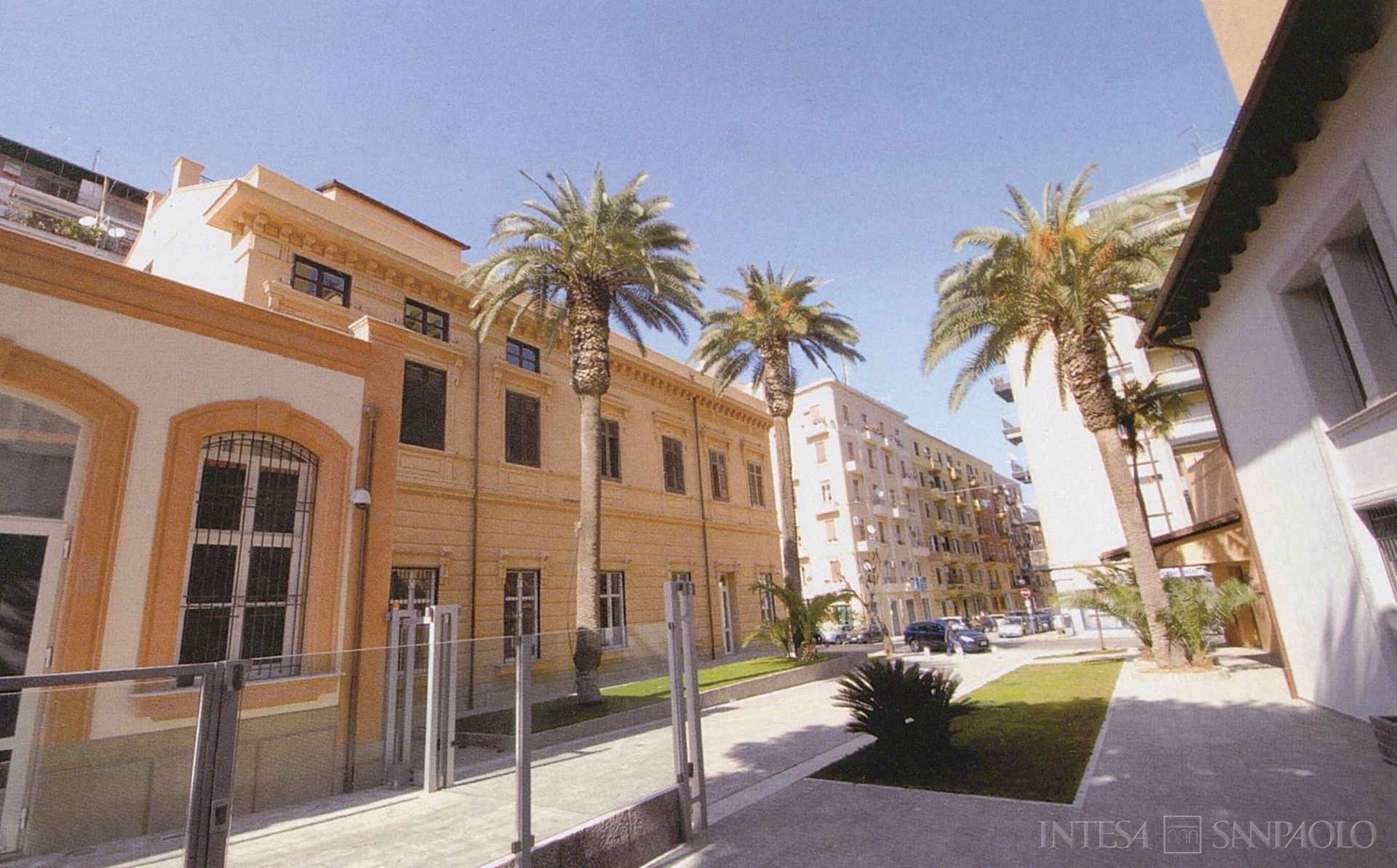 Banca Nuova, uffici operativi e ingresso della sede, fotografia tratta da BPV Oggi, n. 57, 2011 (fotografo sconosciuto)