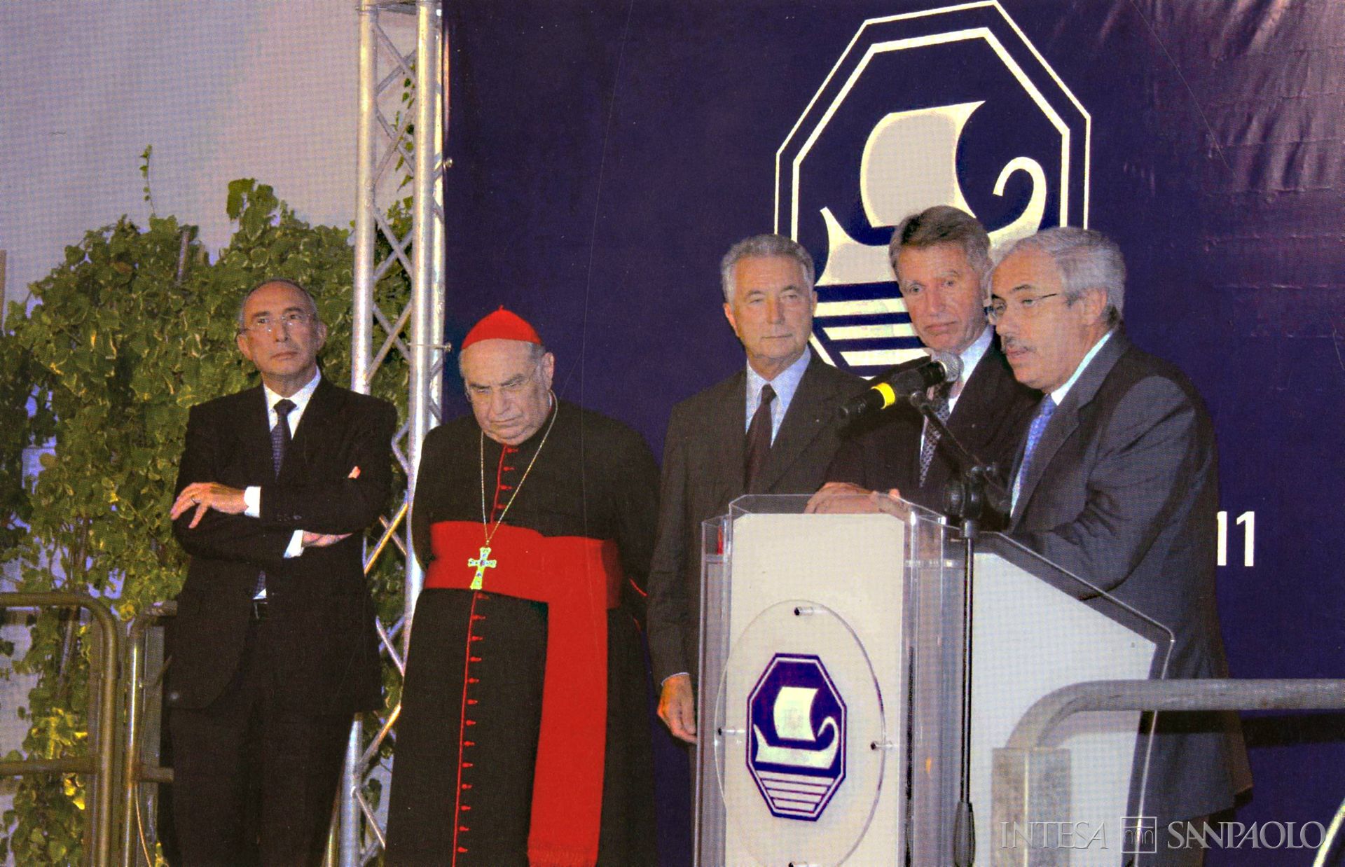 Banca Nuova, inaugurazione della nuova sede con il presidente Marino Breganze, fotografia tratta da BPV Oggi, n. 57, 2011 (fotografo sconosciuto)