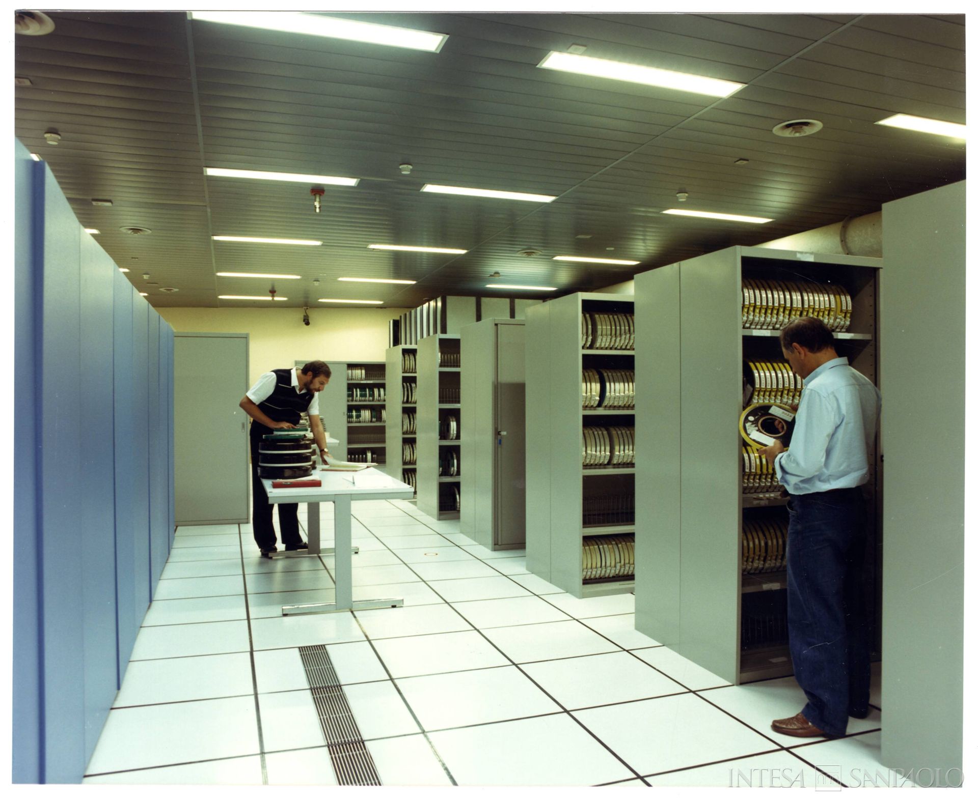 Cassa di Risparmio di Padova e Rovigo, personale al lavoro presso il Centro Elettronico, anni Ottanta (fotografo sconosciuto)