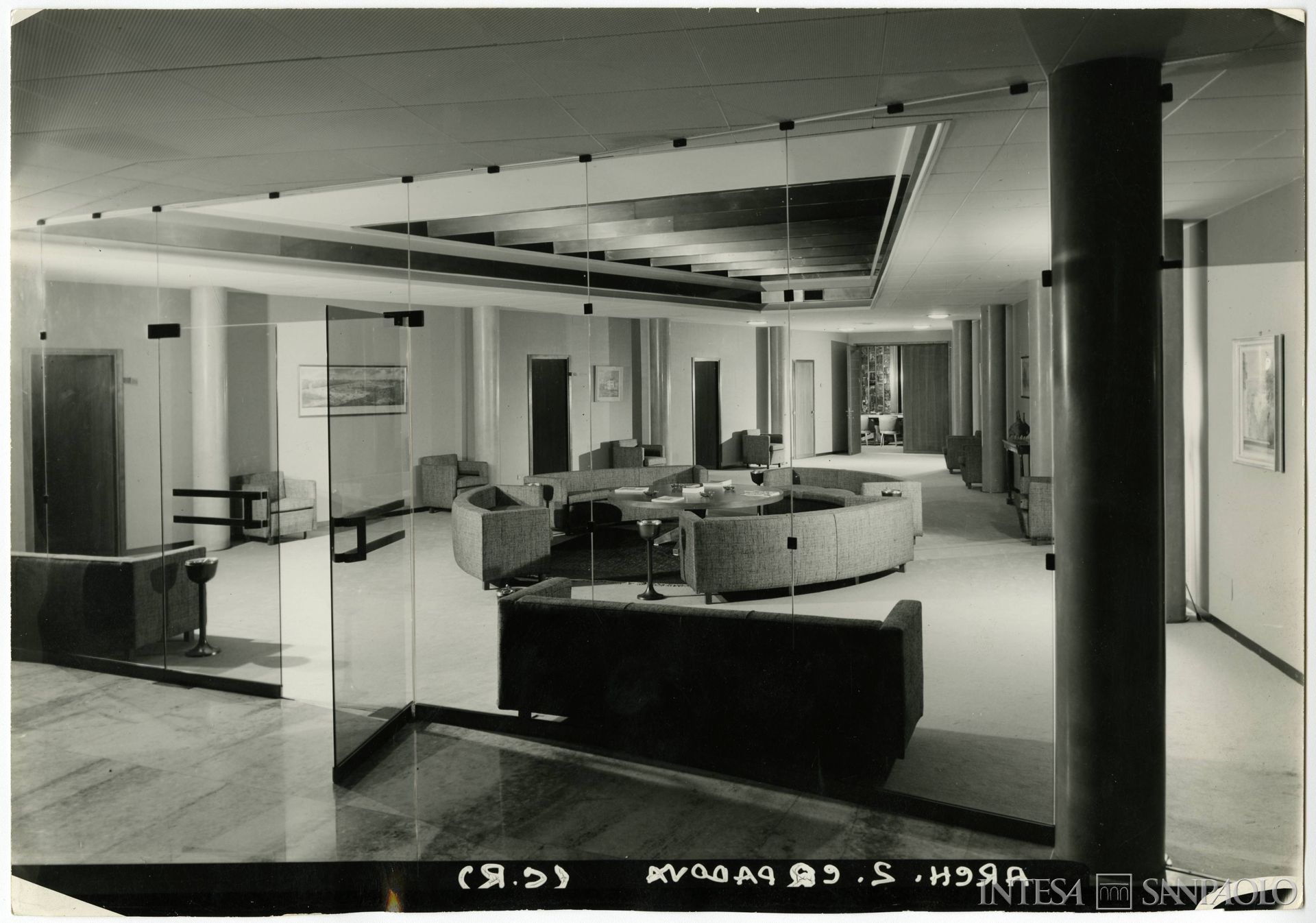 Cassa di Risparmio di Padova e Rovigo, Padova, interno di Palazzo Donghi - Ponti, post 1964 (fotografia di Aldo Bacherini)