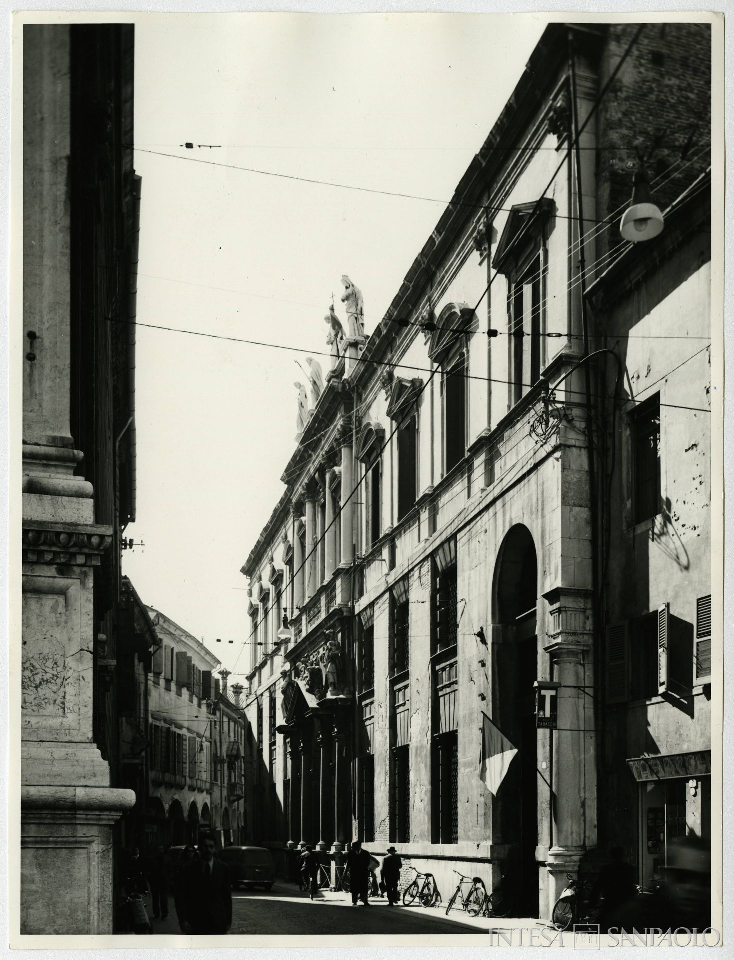 Monte di Pietà di Padova, palazzo ex sede dell'Istituto, 1960-1970 (fotografia di Giordani)