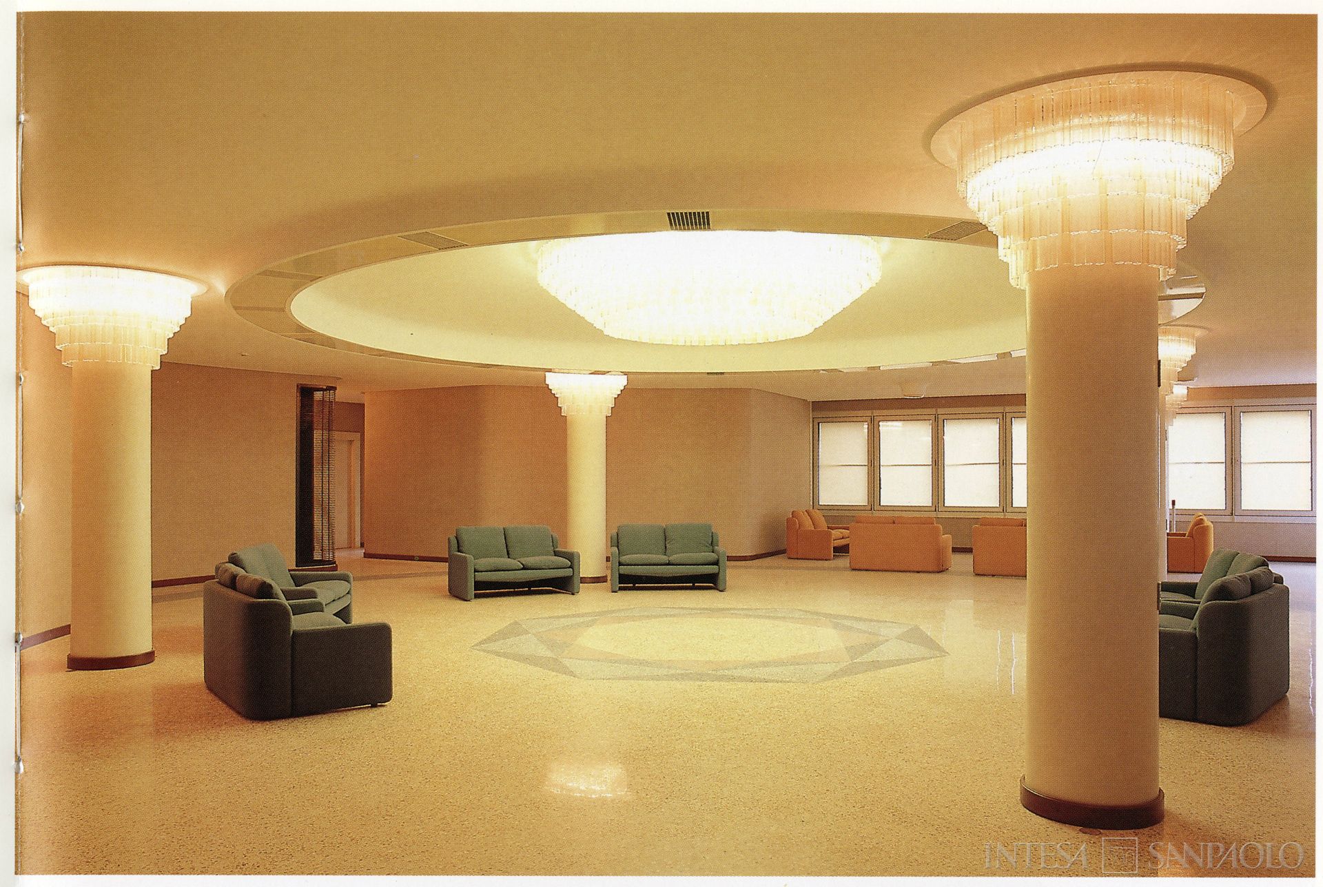 Cassa di Risparmio di Venezia, interno del Centro Servi di Canal Salso, fotografia tratta da Il Centro Servizi della Cassa di Risparmio di Venezia, 1990 circa (Permarco Mennini, Lorenzo Morucchio)