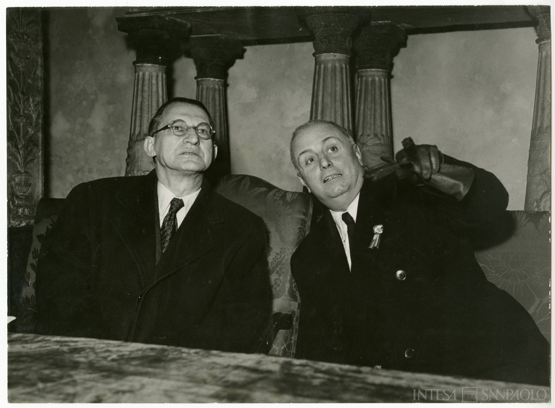 Cassa di Risparmio delle Provincie Lombarde, il presidente della Cariplo Stefano Jacini con il Presidente del Consiglio Alcide De Gasperi in occasione del XXVII Congresso [nazionale di storia] del Risorgimento a Milano, 19 marzo 1948 (fotografia di Farabola)