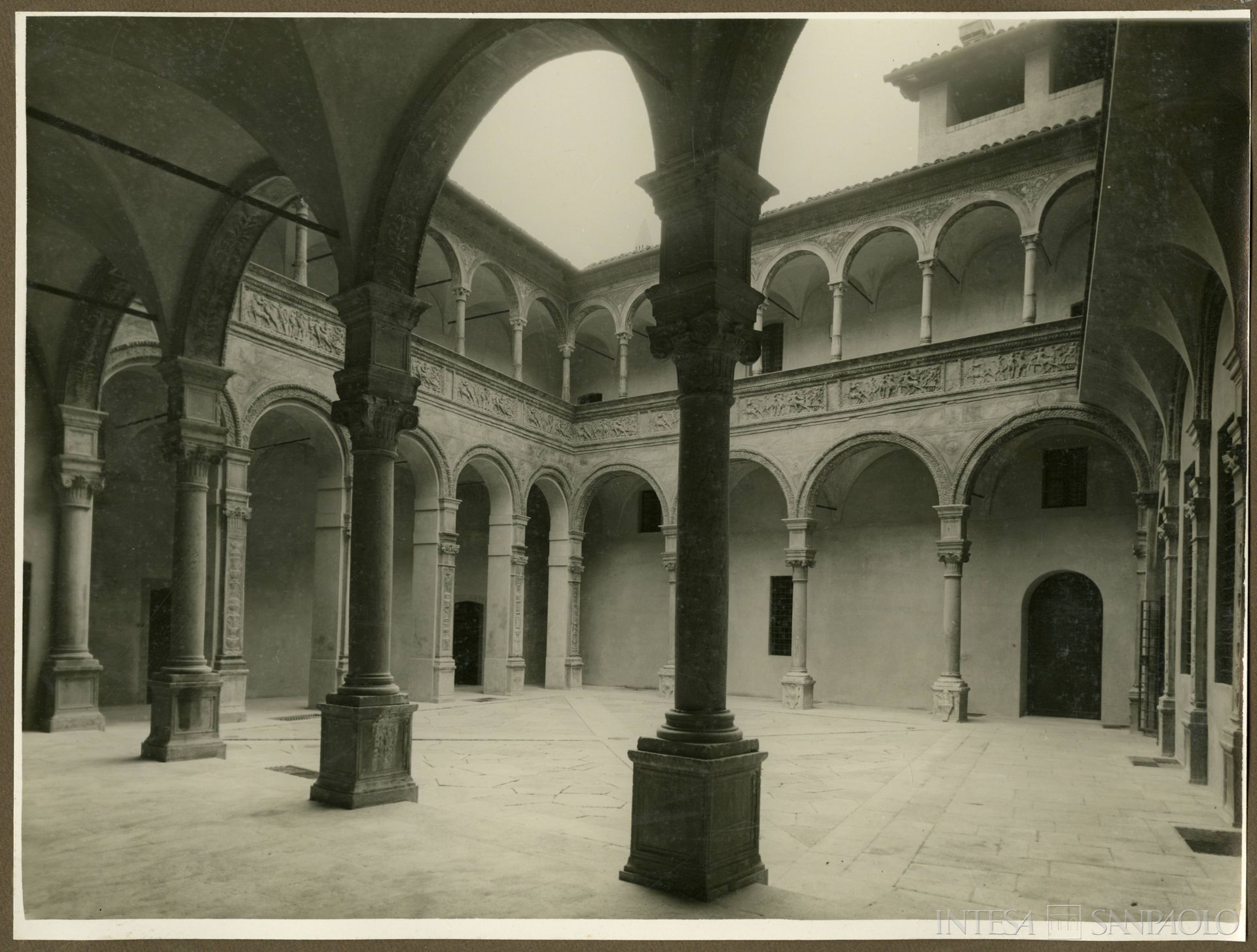 Cassa di Risparmio delle Provincie Lombarde, Cremona, Palazzo Fodri dopo il restauro eseguito dall'Istituto in seguito all'assorbimento del Monte di Pietà di Cremona, cortile interno, 1932 circa (fotografo sconosciuto)