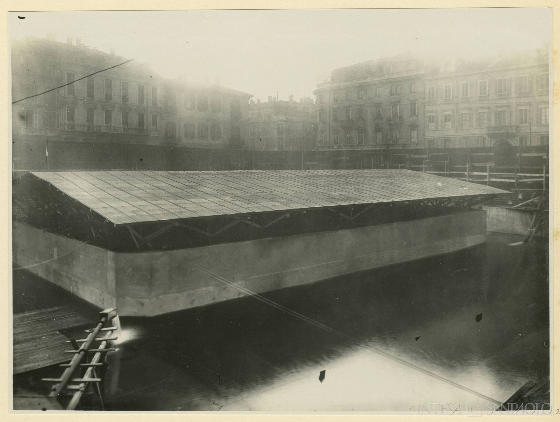 Cassa di Risparmio delle Provincie Lombarde, Milano, Palazzo delle Colonne, lavori di costruzione dello scafo metallico, 1937 (fotografia di Riccardo Paganini)