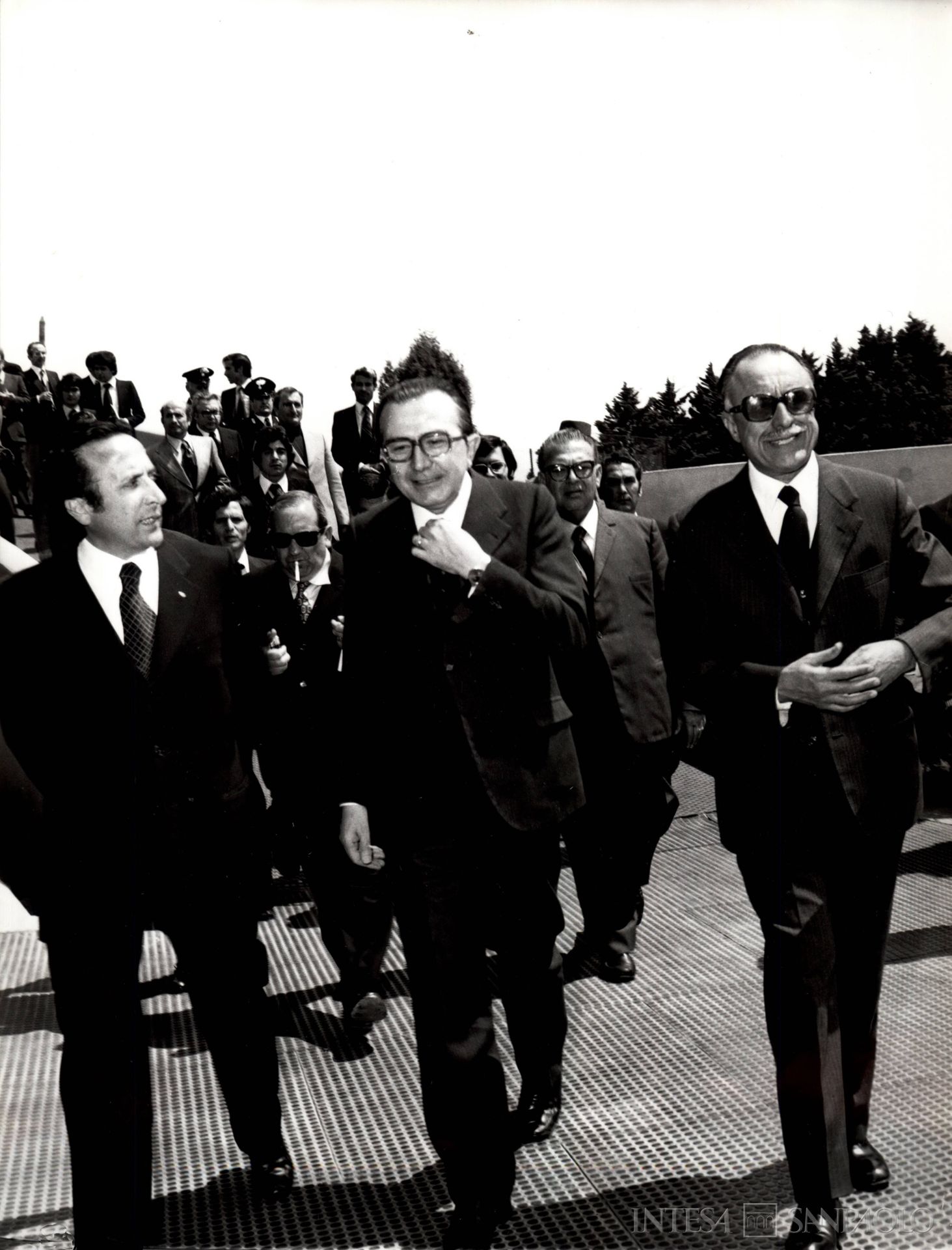 Credito Industriale Sardo, il presidente Efisio Corrias riceve Giulio Andreotti, ministro del Bilancio nel IV Governo Moro, in occasione dell'assemblea dei partecipanti, 1975 (fotografo sconosciuto)