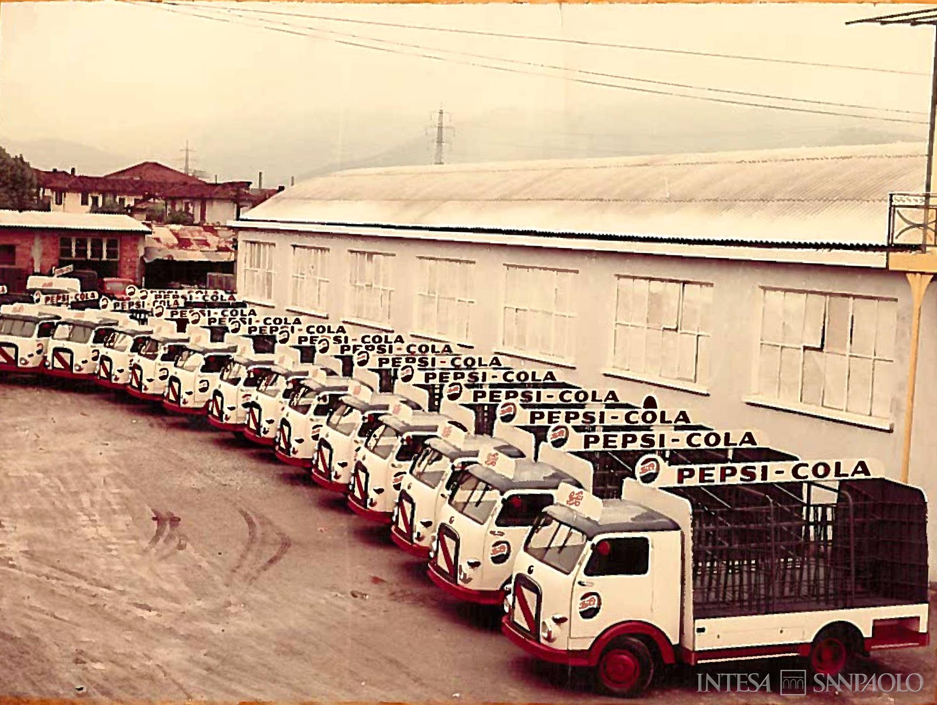 Credito Industriale Sardo, mezzi di trasporto per la distribuzione della Pepsi-Cola sul piazzale della società Gea Spa, azienda richiedente un finanziamento all'istituto, inizio anni Sessanta (fotografia di Fotolaboratorio Vito)