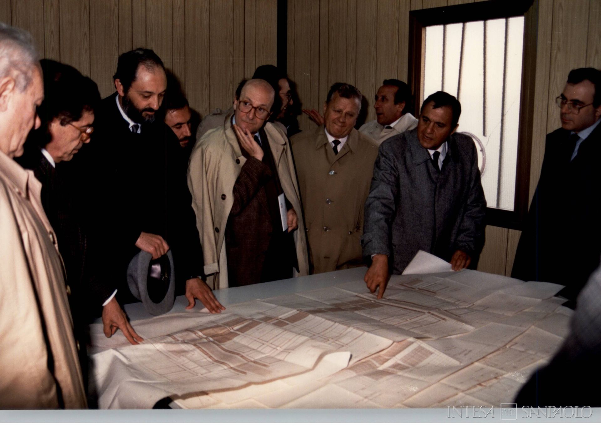 Credito Industriale Sardo, Paolo Savona nel cantiere della nuova sede ritratto mentre esamina il progetto, 1989 (fotografo sconosciuto)