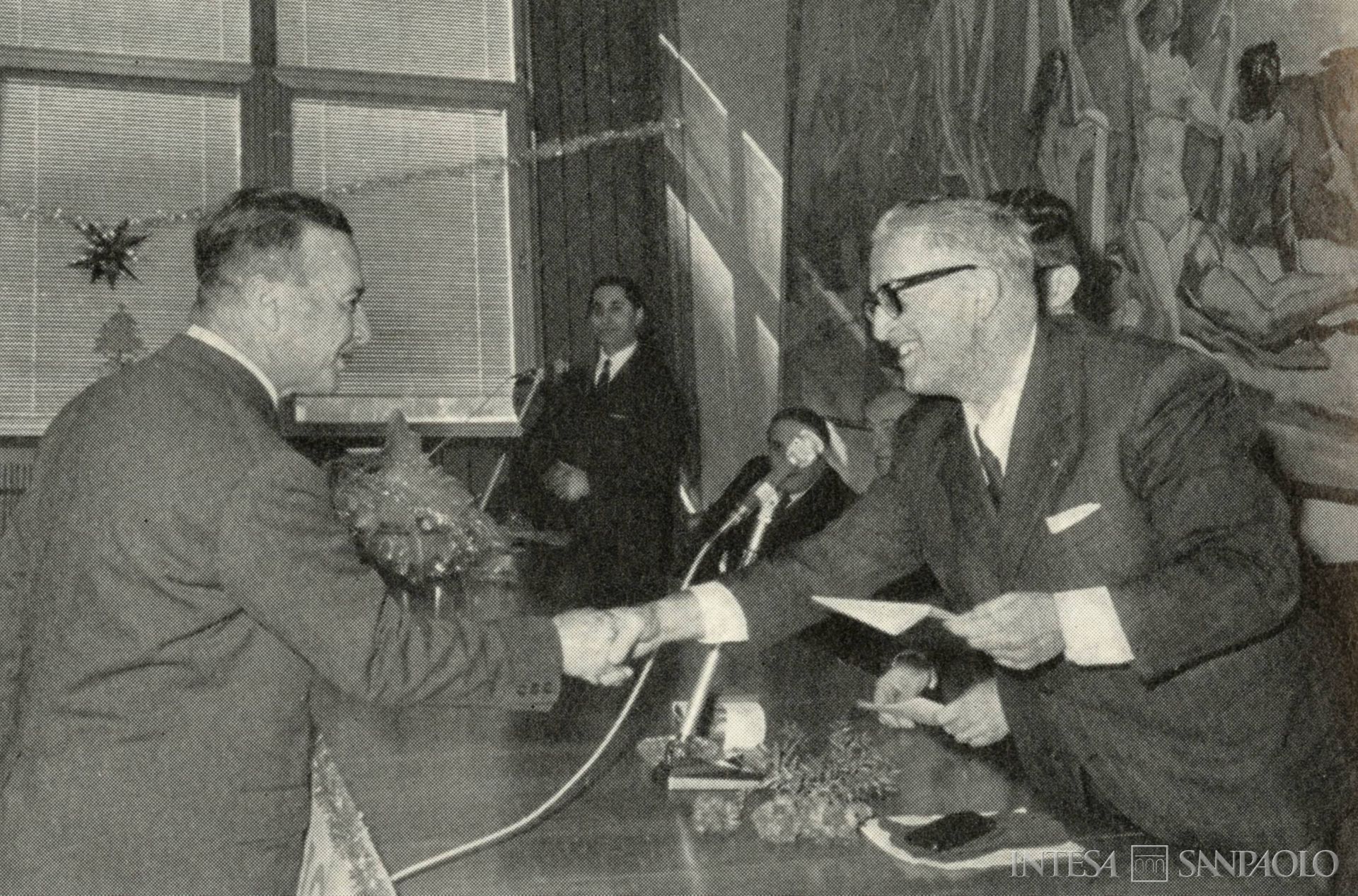 Cassa di Risparmio di Ascoli Piceno, il presidente della Cassa di Risparmio di Ascoli Piceno Luigi Lelii consegna la medaglia ai dipendenti con 25 anni di anzianità, fotografia tratta da Il Bollettino del Risparmio, n. 7-8, 1967 (fotografo sconosciuto)