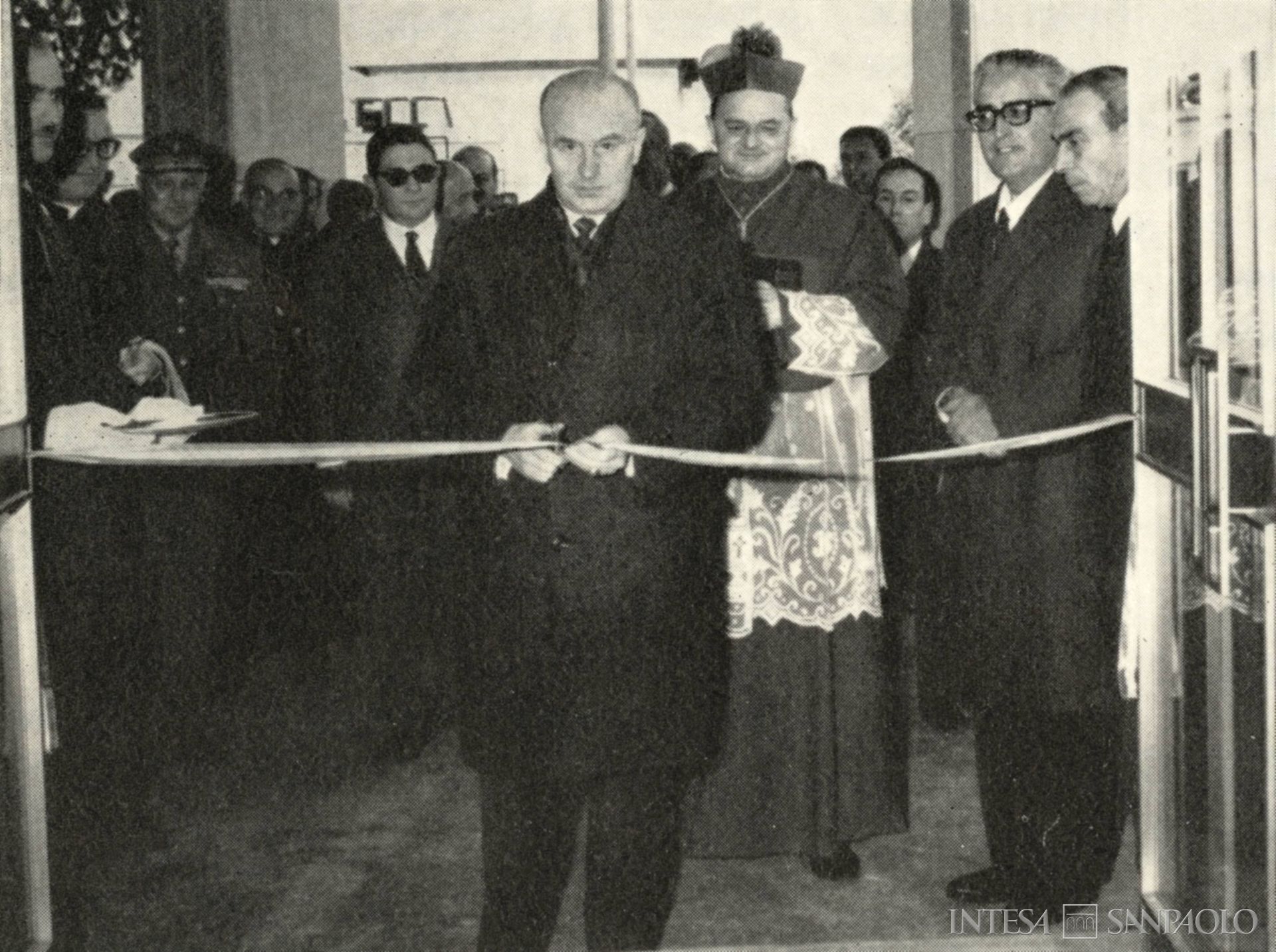 Cassa di Risparmio di Ascoli Piceno, il prefetto e il vescovo di Ascoli inaugurano i nuovi locali dell'agenzia di città Quartiere Luciani, fotografia tratta da Il Bollettino del Risparmio, n. 7-8, 1967 (fotografo sconosciuto)